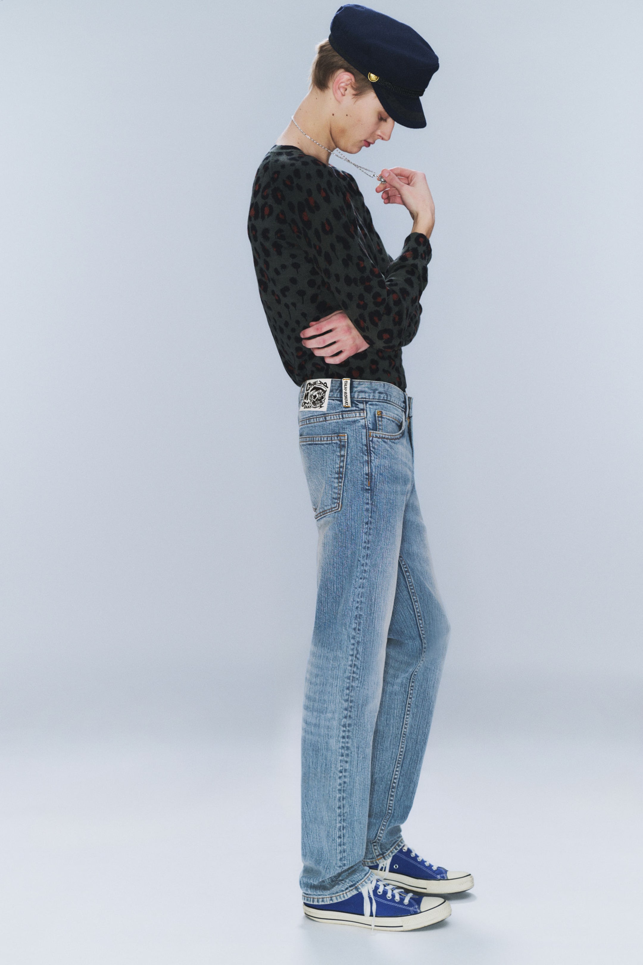 #8898AC - Issue –Tapered Jeans mit niedriger Taille - 2