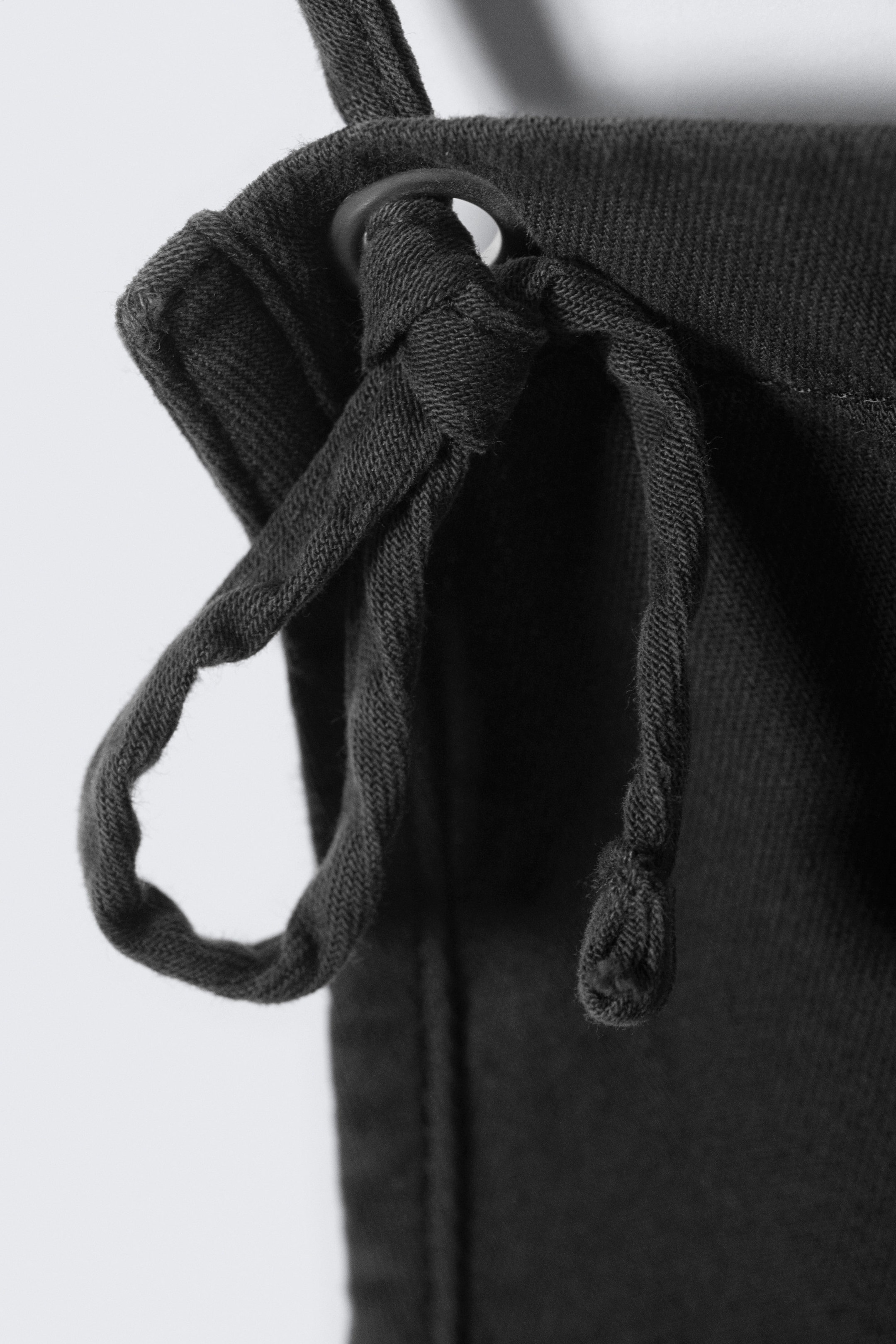 Schwarz - Bequeme Latzhose mit geradem Bein - 5