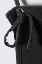 Schwarz - Bequeme Latzhose mit geradem Bein - 5