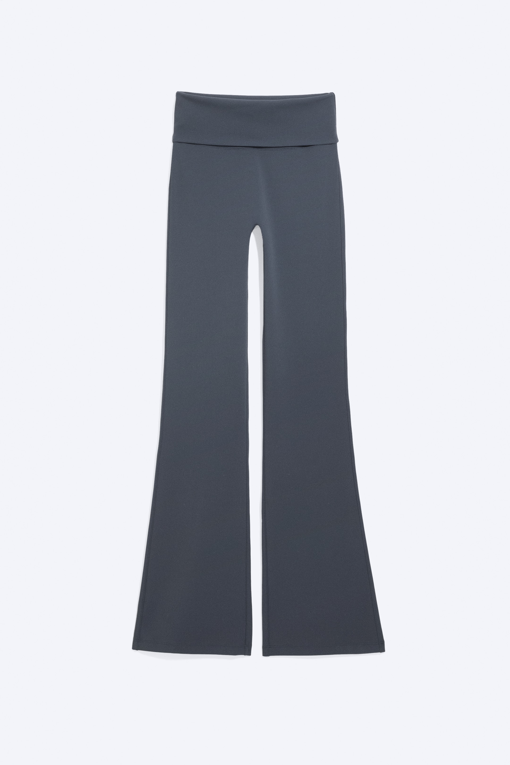 Agrandir l'image: Un pantalon gris foncé est présenté de face, montrant une coupe ajustée à travers la cuisse et une évasement à partir du genou jusqu'à un ourlet pleine longueur. Il est doté d'une large ceinture double pliée et d'une texture de tissu lisse.