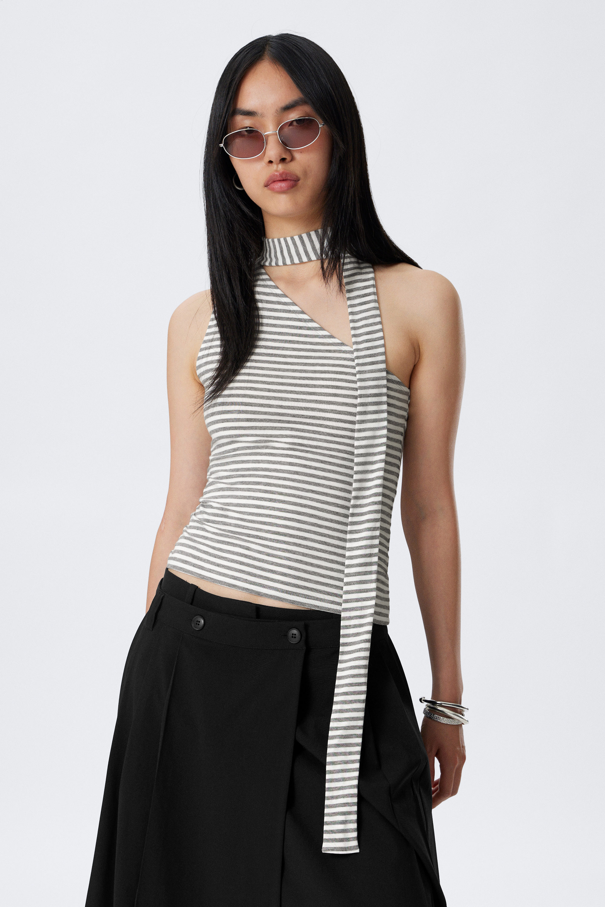 Graue und weiße Streifen - Lyocell One-Shoulder-Top zum Binden - 1