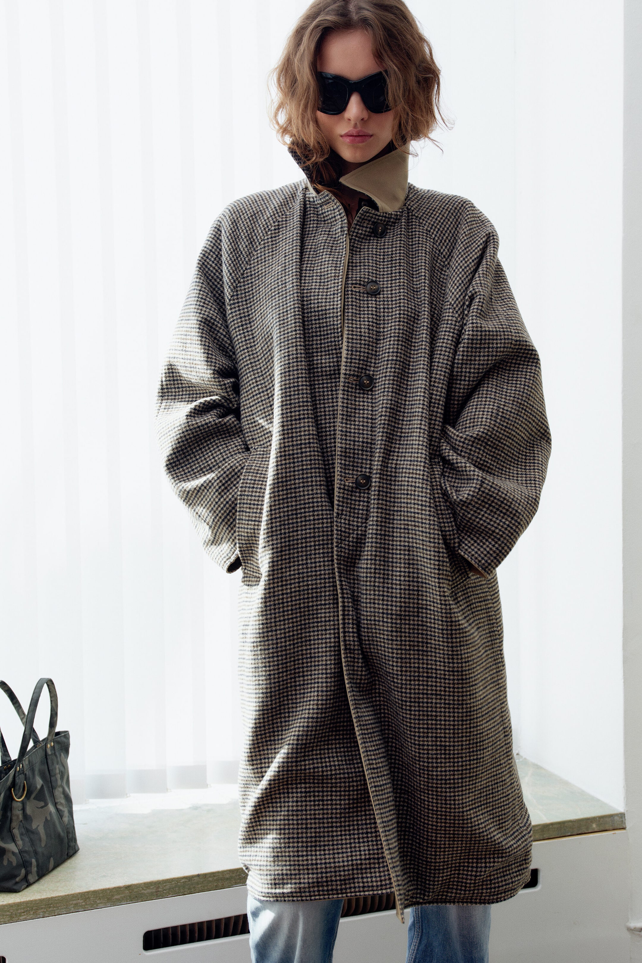 Gedecktes Beige + Hahnentritt - Wendbarer Car Coat mit Oversize-Passform - 2