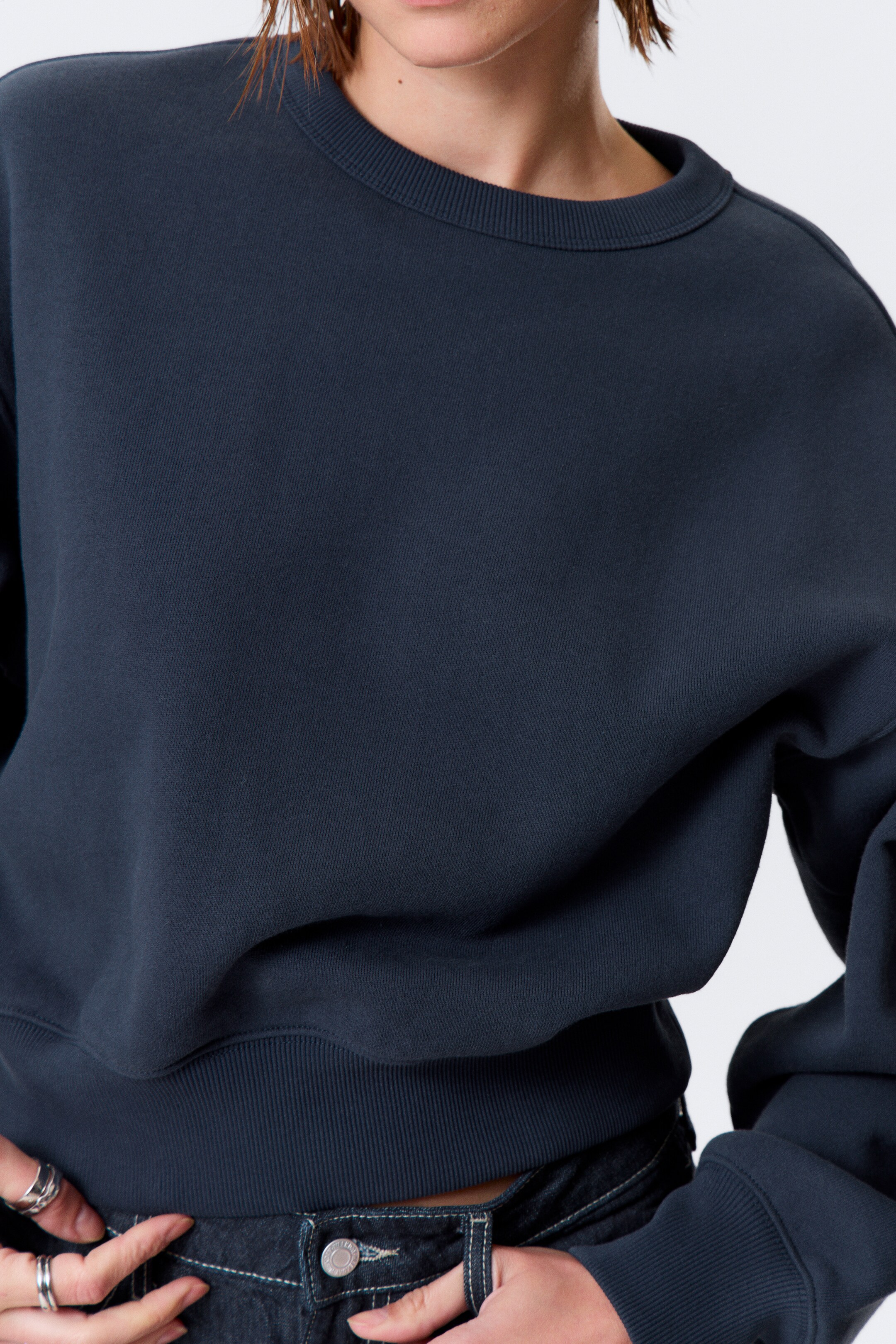 Vezi imaginea mai mare: Hanorac scurt din bumbac cu croială boxy - Bleumarin - FEMEI | H&M RO 3