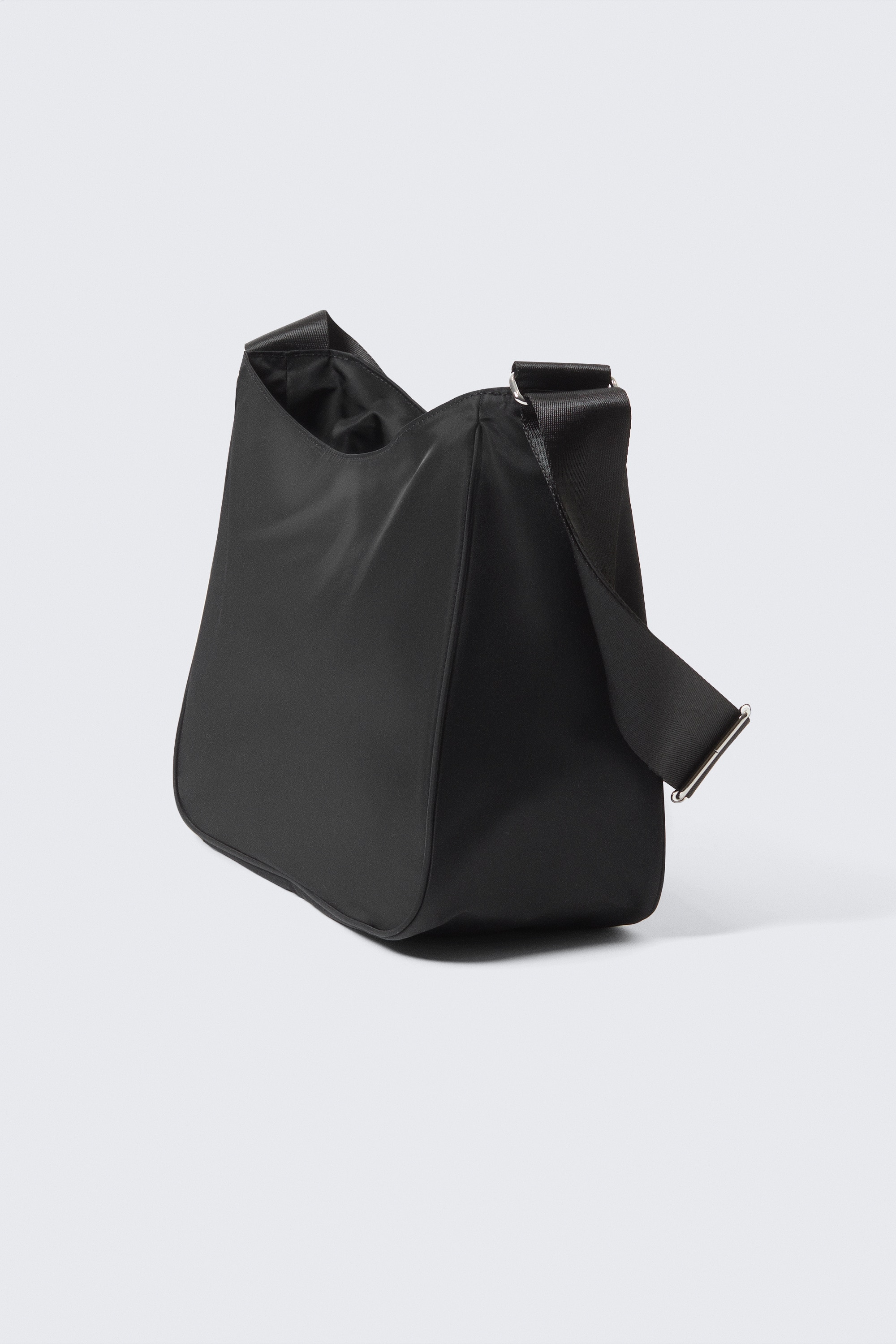 Mittelgroße Umhängetasche aus Nylon-Twill - Schwarz/Dunkelrot