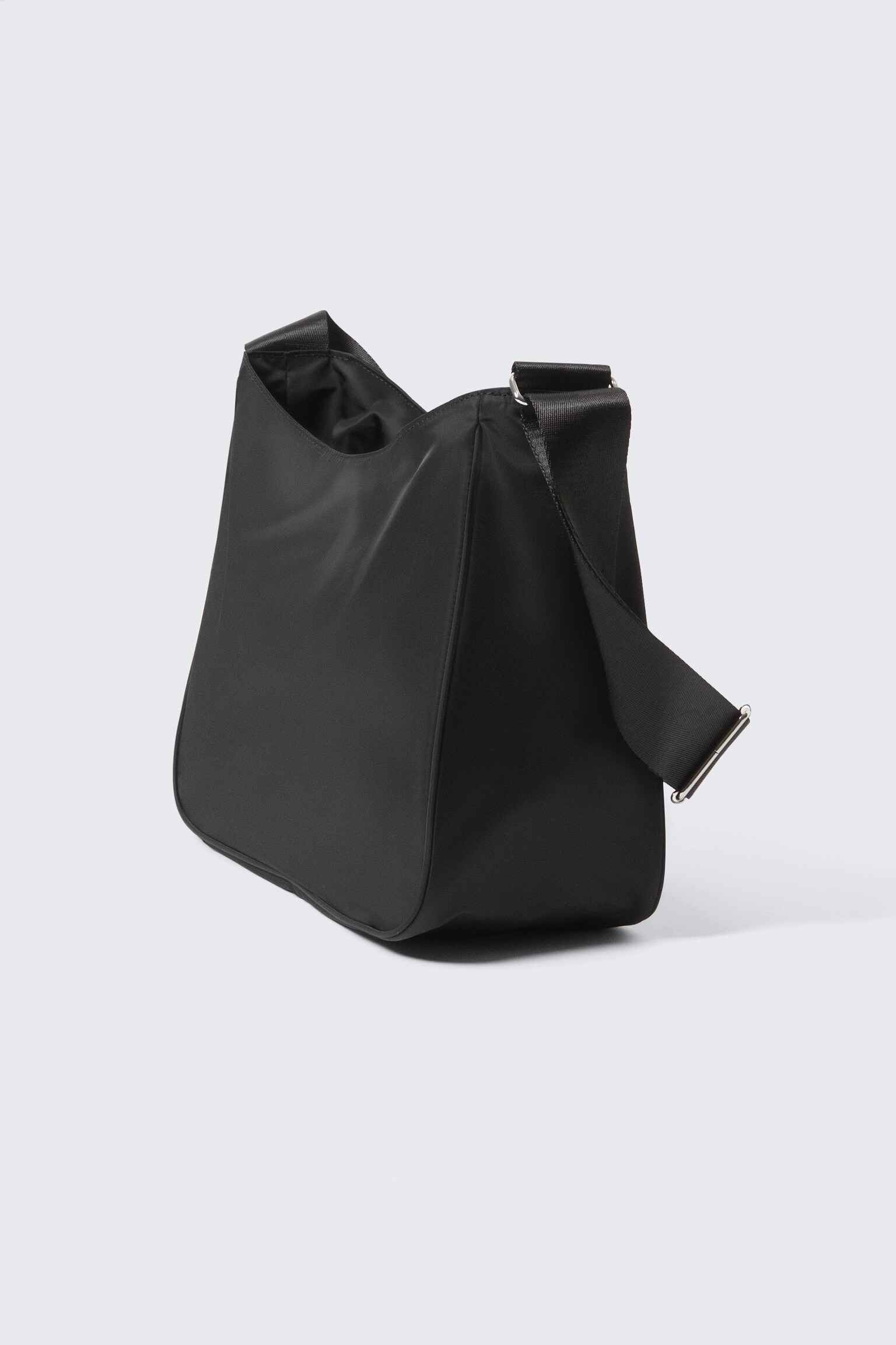 Medium axelremsväska i nylon-twill - Svart/Mörkröd - 4