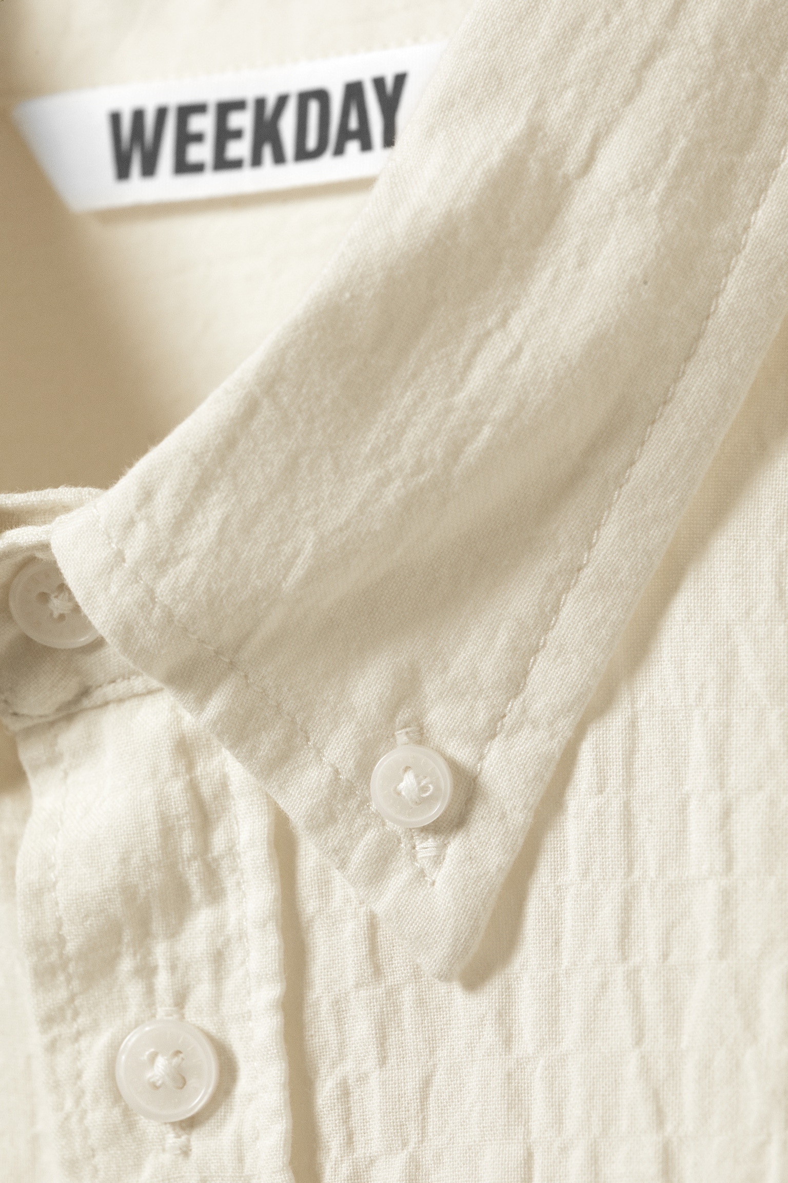 Oversized skjorta i seersucker med knappar - Off-white/Ljusgul - 4