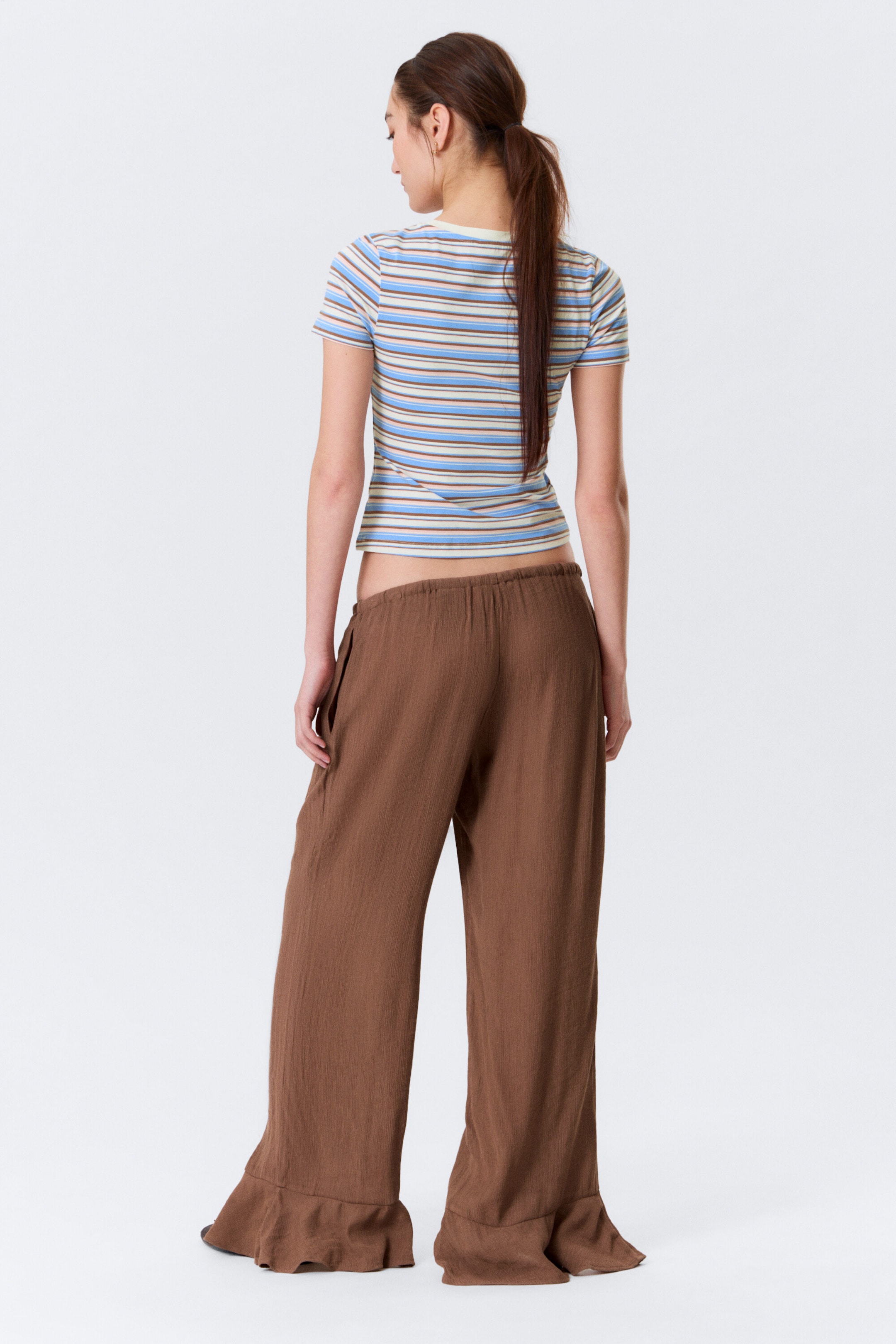 Braun - Lockere Hose mit mittlerer Bundhöhe und Volants - 2