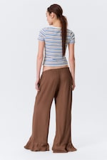 Braun - Lockere Hose mit mittlerer Bundhöhe und Volants - 2