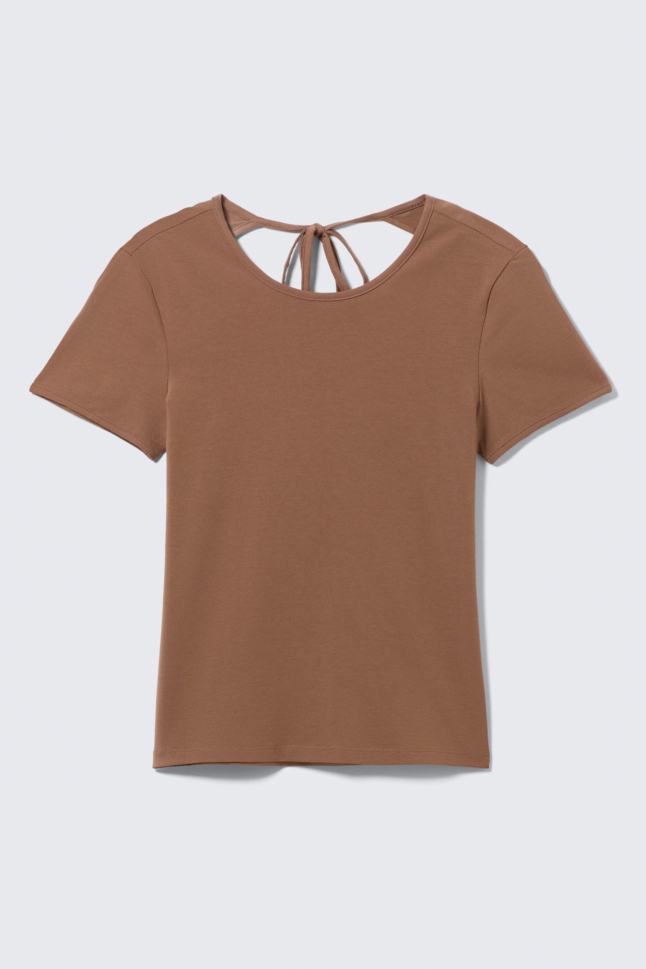 Agrandir l'image: Une vue de FACE montre un haut marron à manches courtes avec une silhouette ajustée, confectionné dans un tissu en jersey lisse, doté d'un col rond et d'un dos ouvert avec fermeture à nouer au cou.