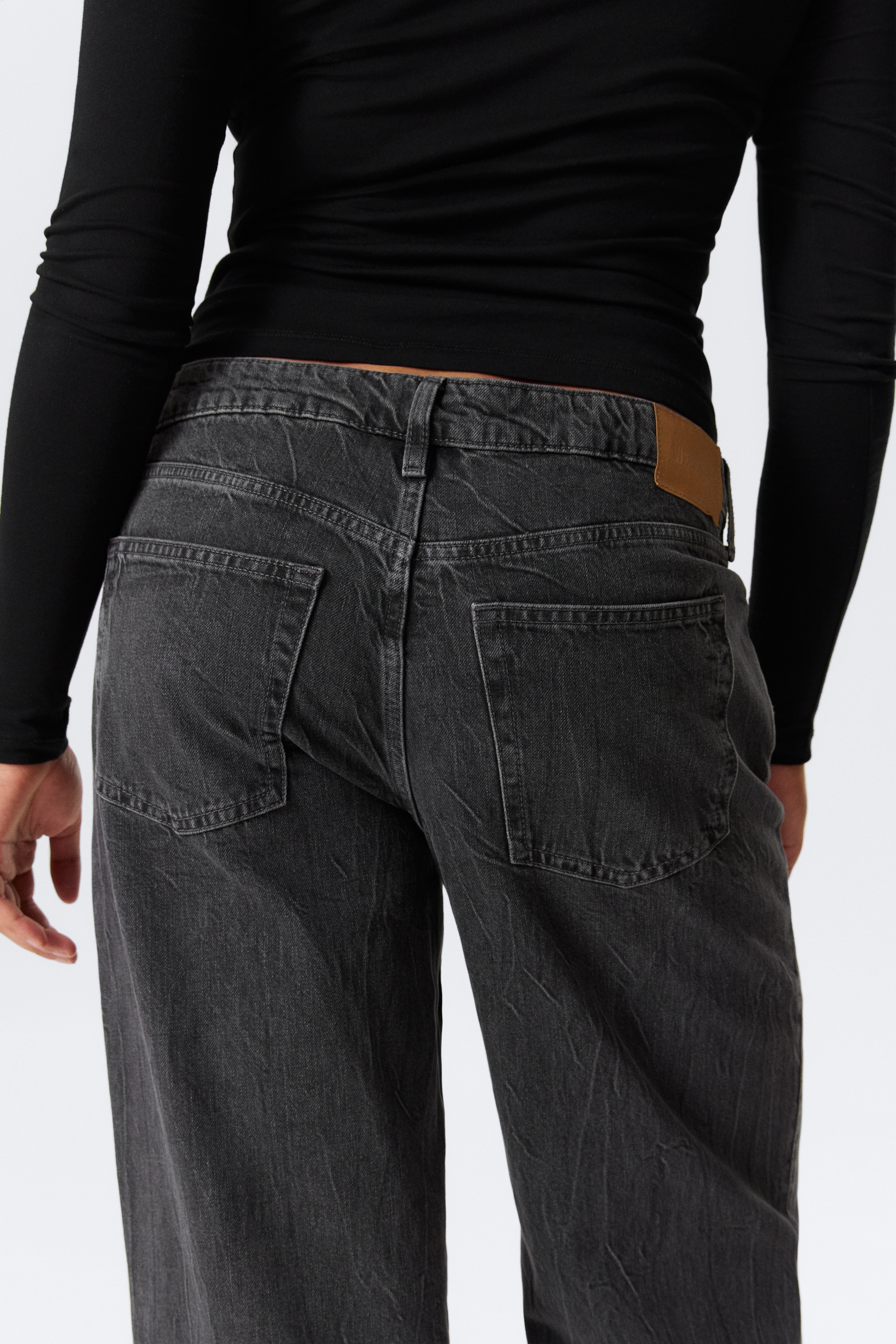 Visa större bild: Ample Low Waist Loose Wide Leg Jeans - Risso Black - Black - DAM | H&M SE 5