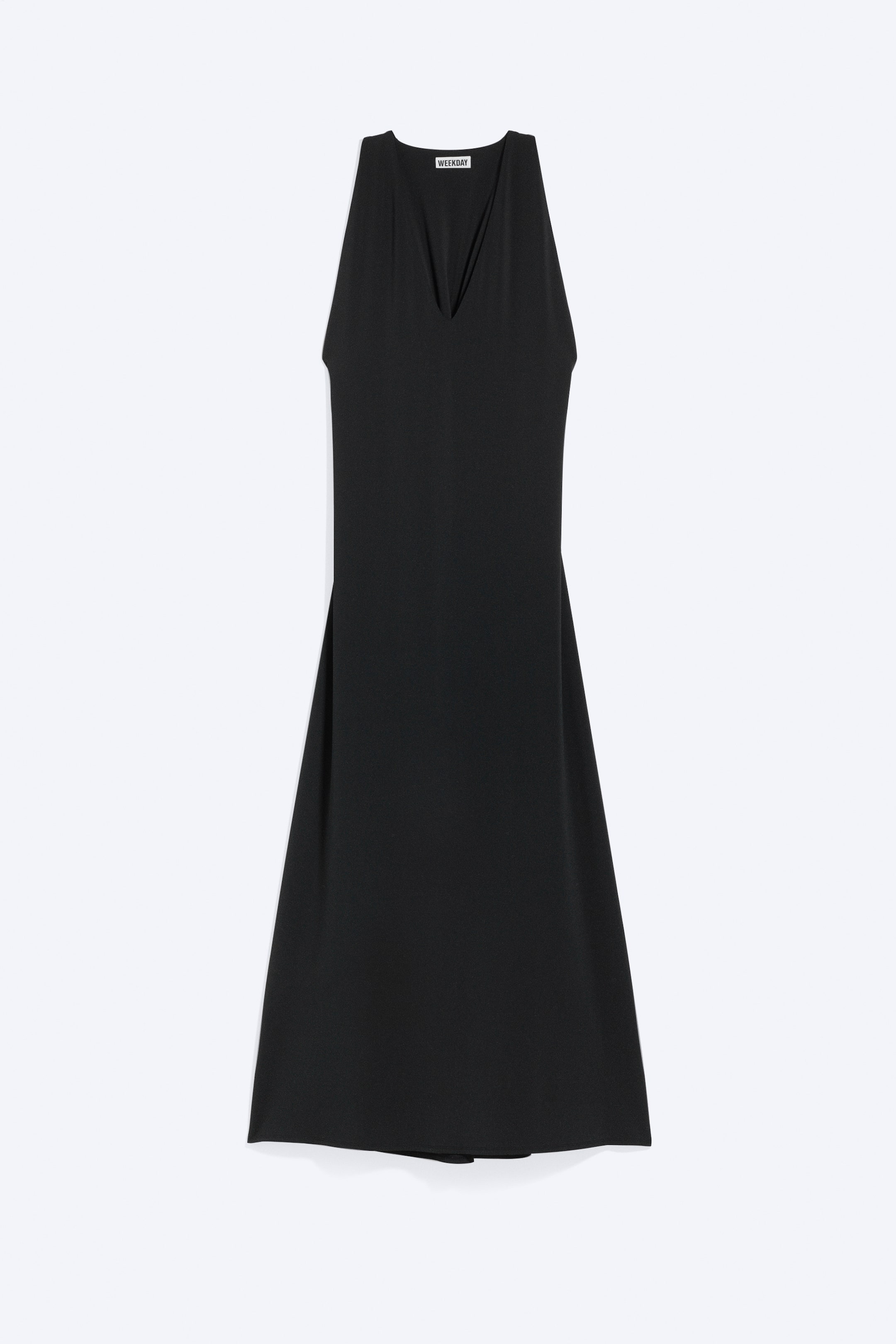 Größeres Bild anzeigen: Ein schwarzes Midikleid wird von vorne gezeigt, mit einem tiefen V-Ausschnitt und breiten, drapierten Schultern. Das Kleid weitet sich sanft zum Saum hin, und ein "WEEKDAY"-Label ist am inneren Nacken sichtbar.