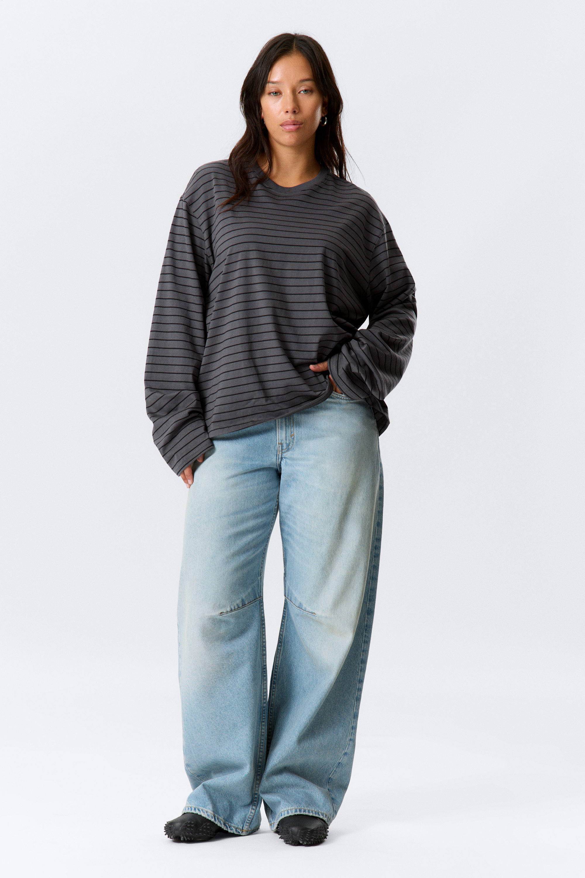 Dunkelgrau gestreift - Boxy Longsleeve aus Baumwolle - 2