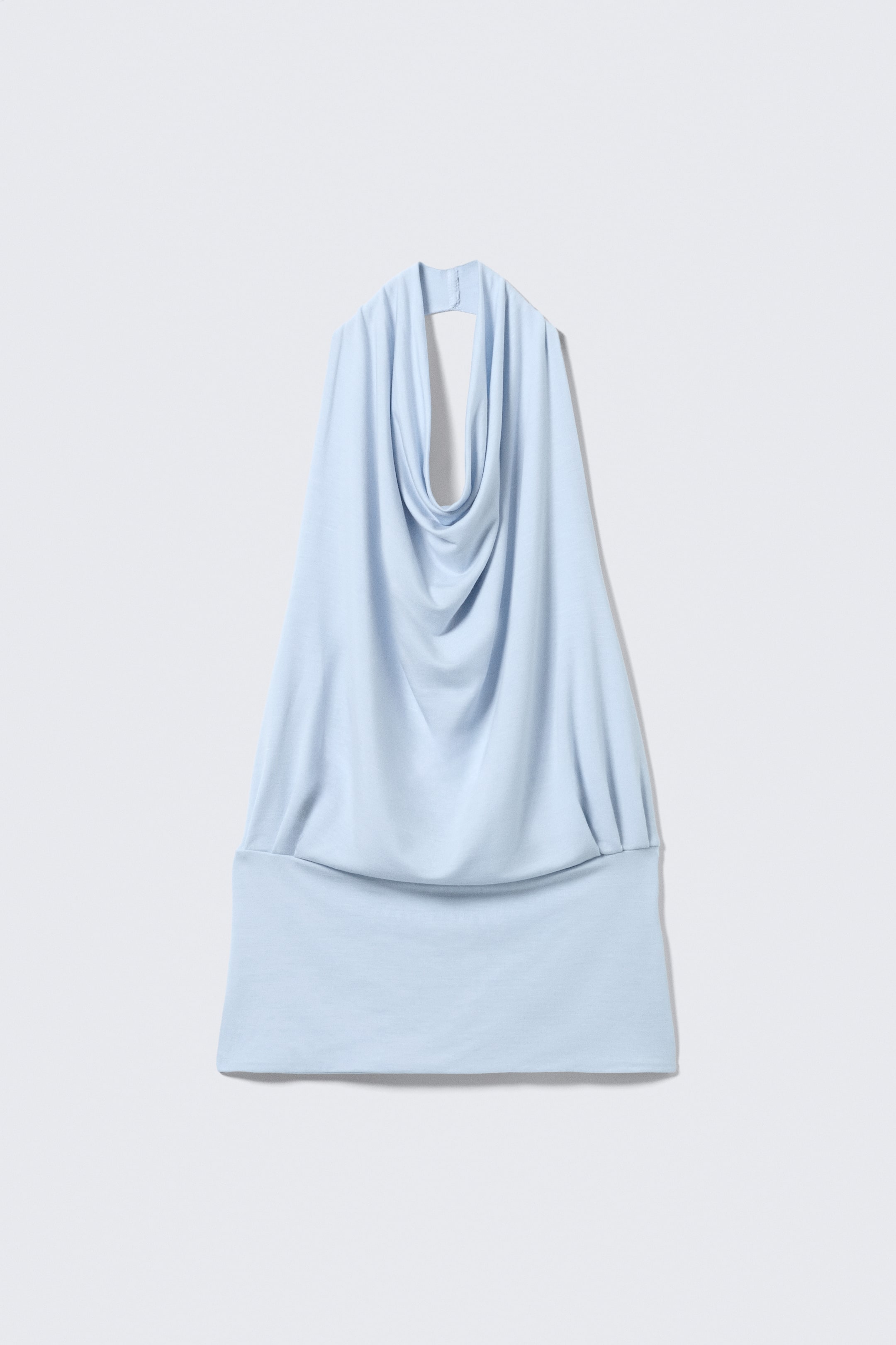 Größeres Bild ansehen: Ein hellblaues Neckholder-Top wird VON VORNE präsentiert, mit einem Wasserfallausschnitt, der vorne weiche Falten erzeugt. Es ist mit einem offenen Rücken gestaltet und mit einem breiten unteren Panel abgeschlossen, das subtile Struktur hinzufügt.