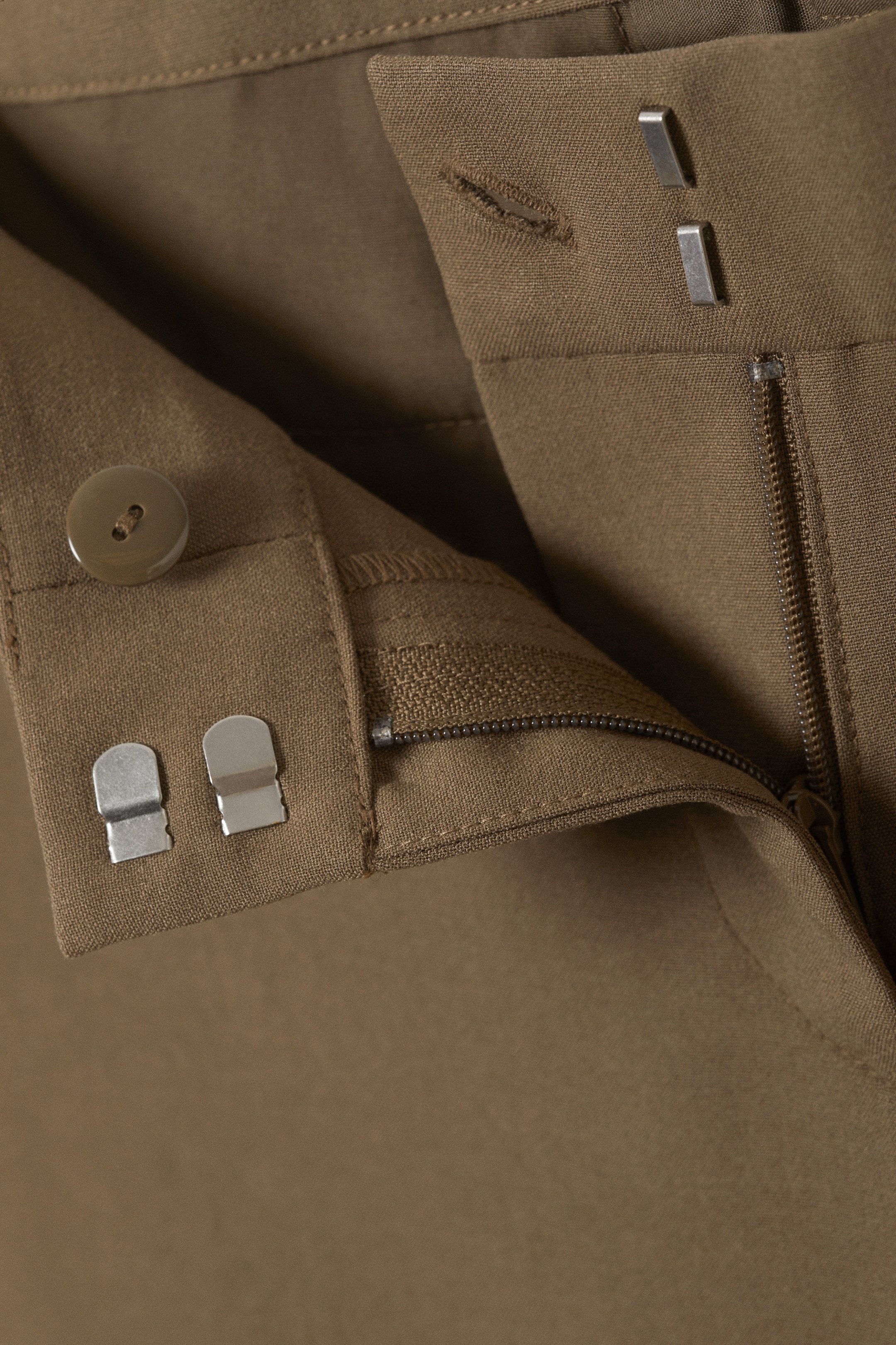 Khaki - Schmale Anzughose mit Schlag und niedriger Taille - 2