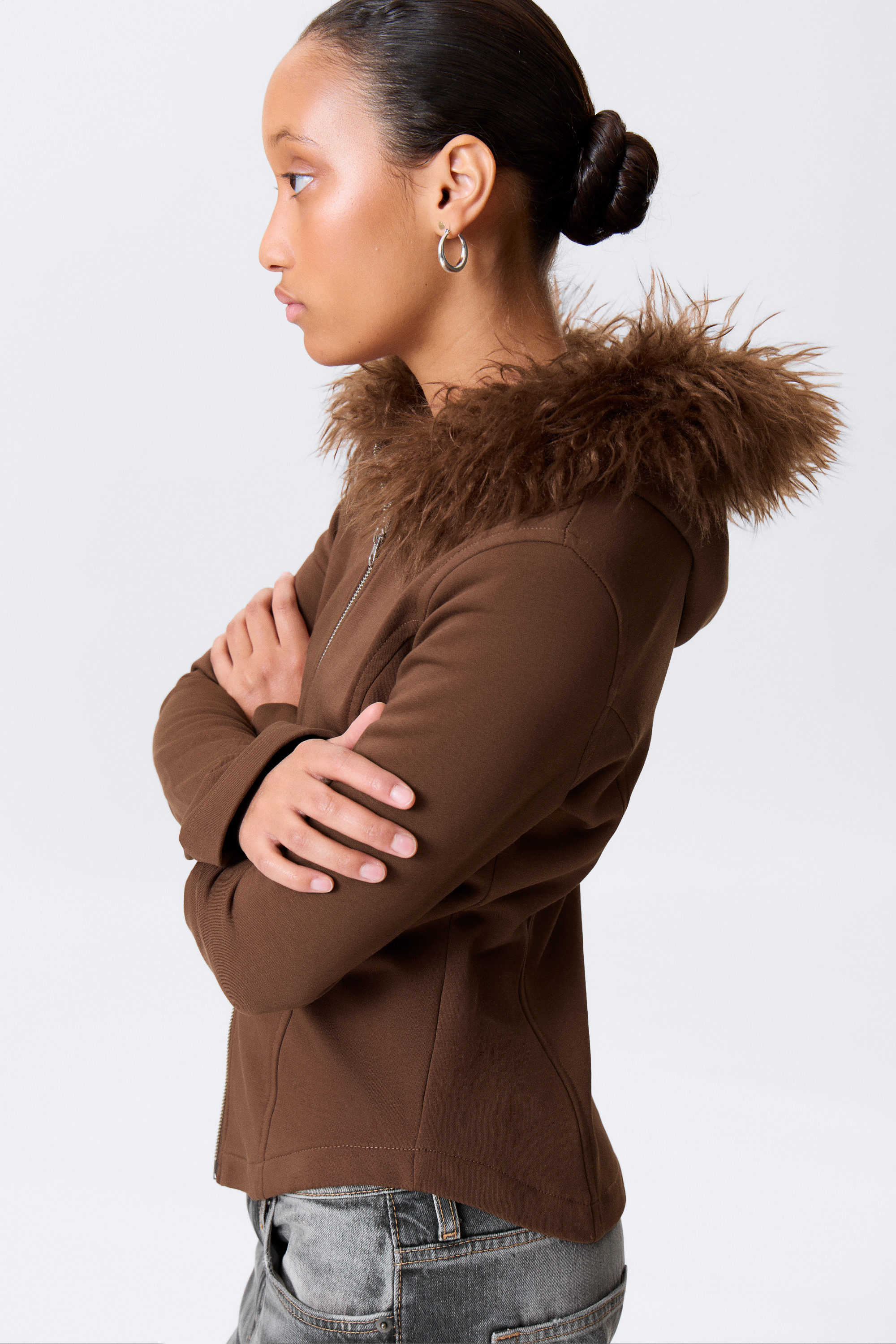 Braun - Eng anliegender Zip-Hoodie mit Kunstfellbesatz - 2