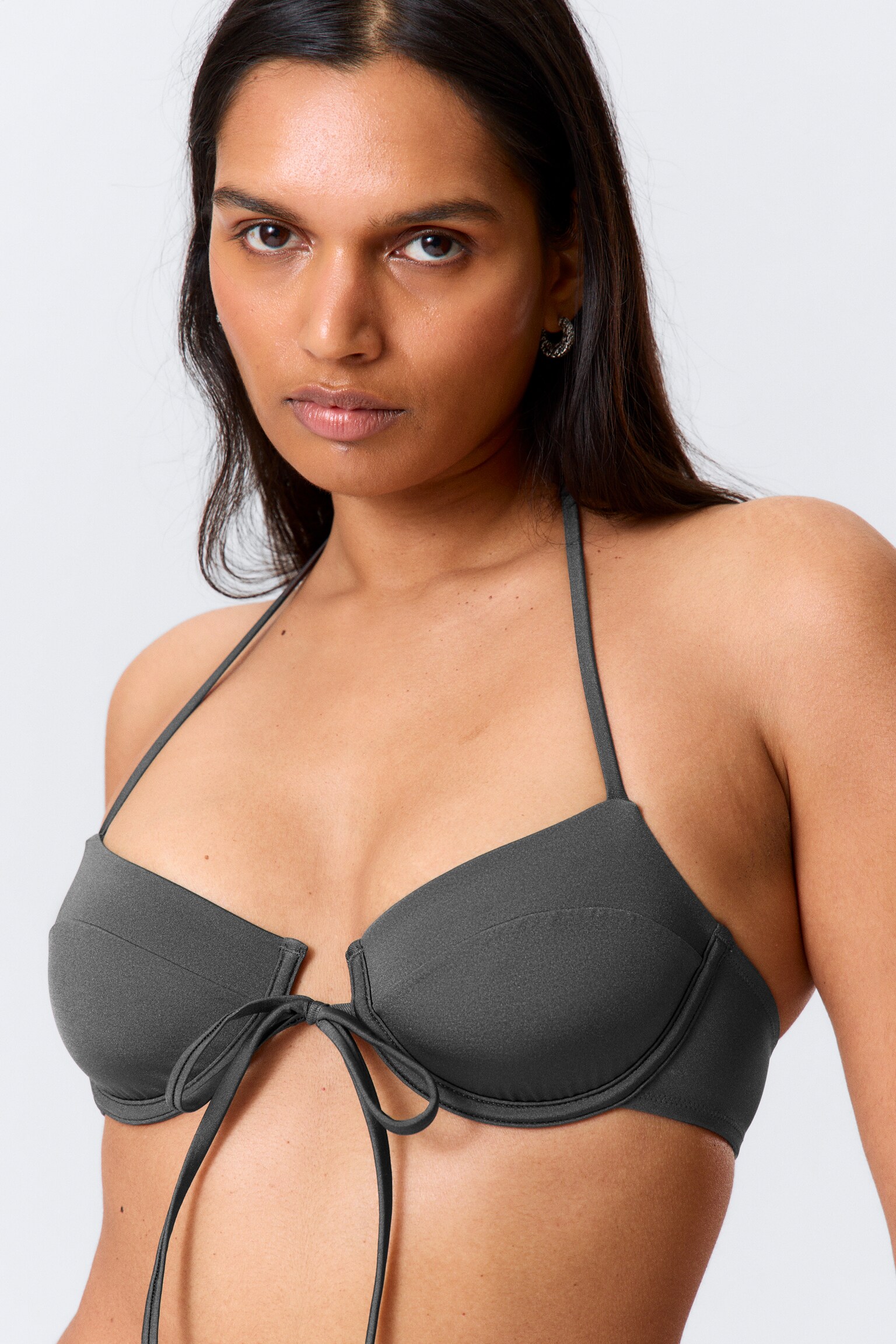 Strappy Wired Halter Bikini Top - Sötétszürke Shimmer - 2