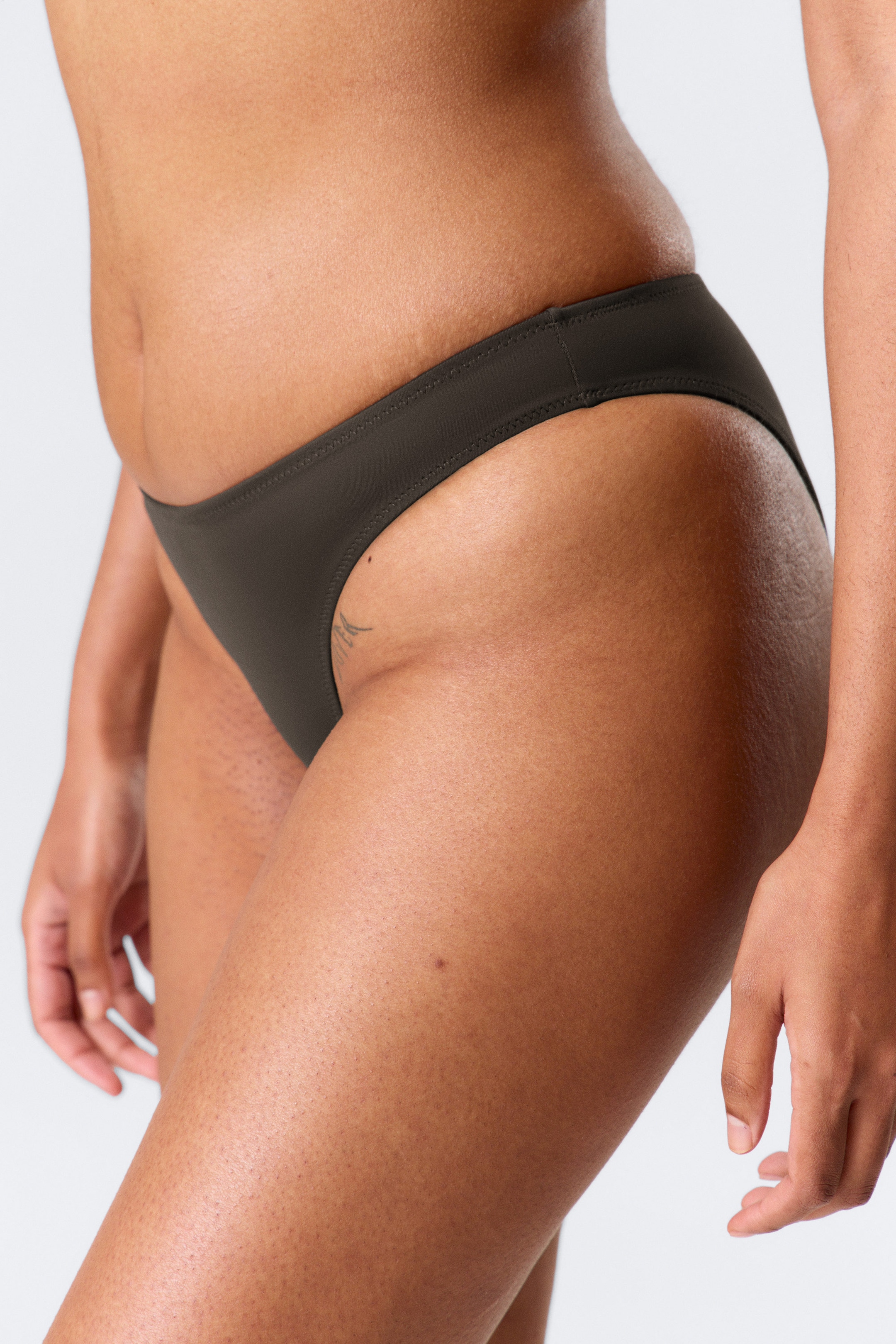 Dunkelbraun - Bikinihöschen mit tiefem Ausschnitt - 2