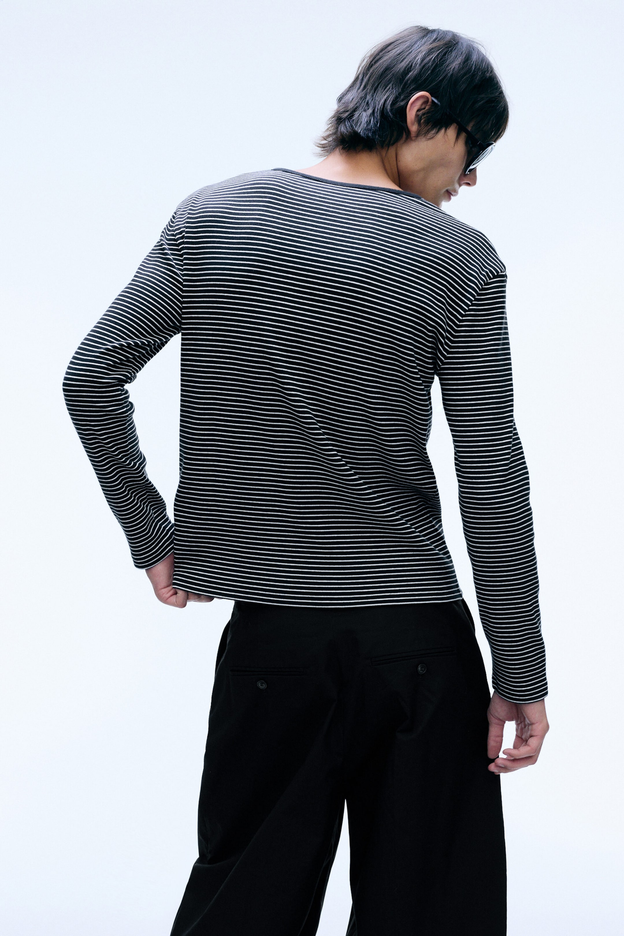 Schwarz gestreift - Langärmeliges Henley-Shirt aus Baumwolle - 2