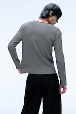 Schwarz gestreift - Langärmeliges Henley-Shirt aus Baumwolle - 2