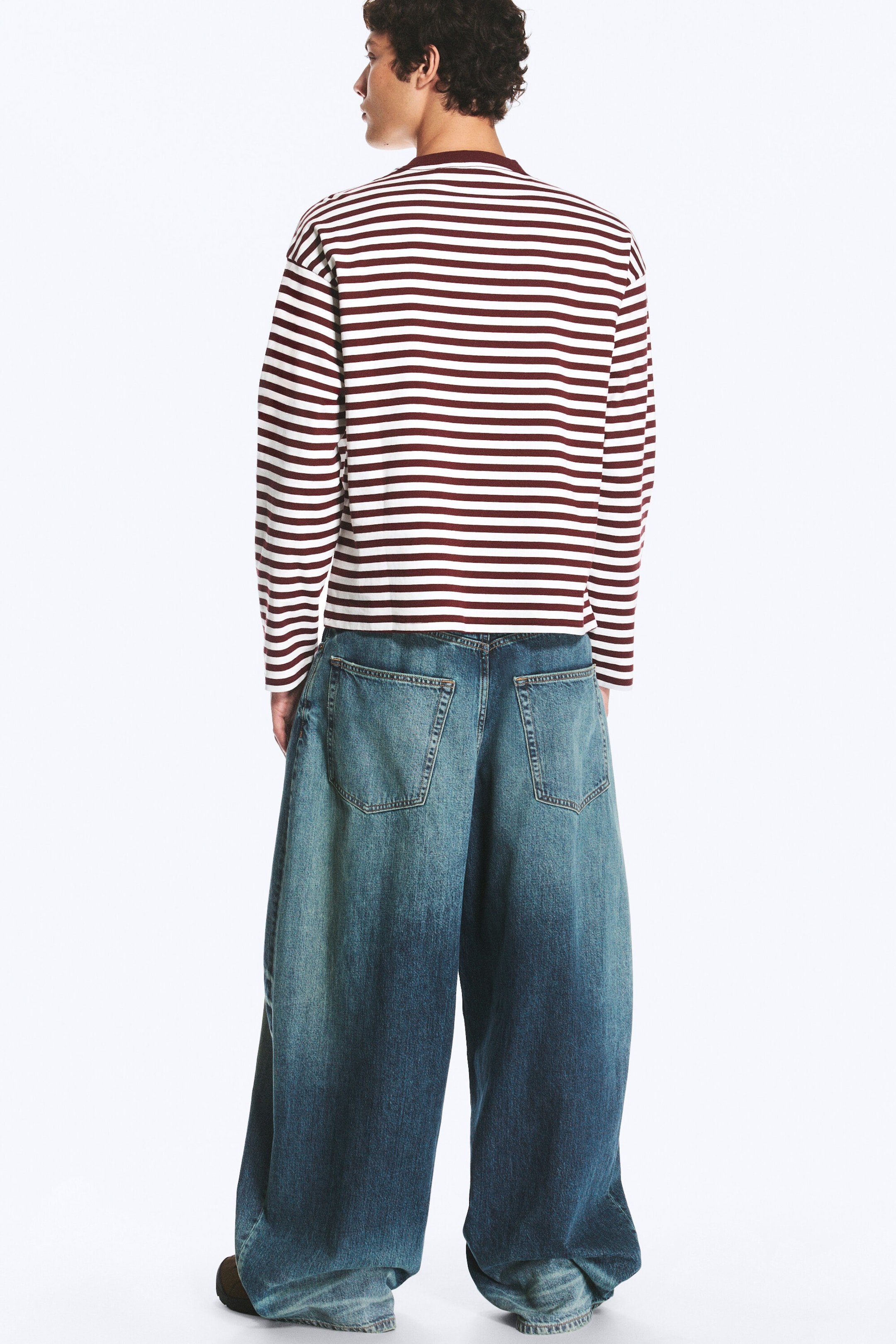 Gestreift in Weiß & Dunkelrot - Boxy Longsleeve mit lockerer Passform - 2