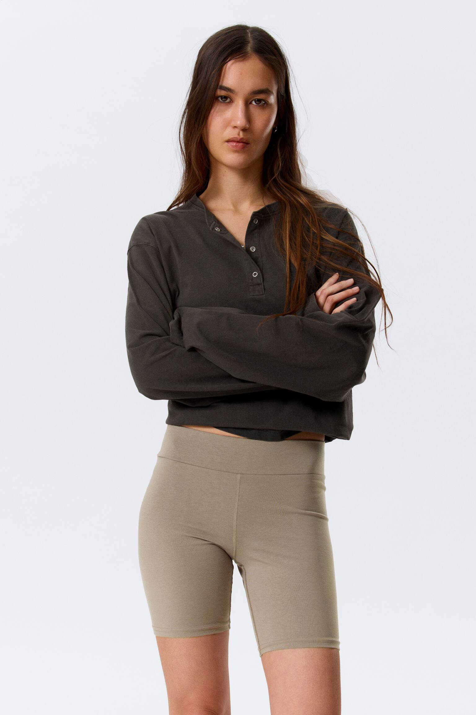 Eng anliegende Biker-Shorts mit mittlerer Bundhöhe - Grau-Beige/Schwarz - 1