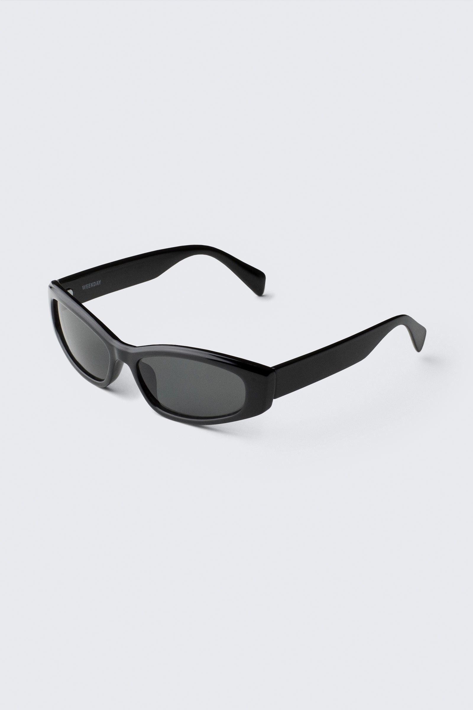【WEEKDAY】新作♪ SLIDE SUNGLASSES【関税送料込】 slide curved frame unisex sunglasses - Black | Weekday WW