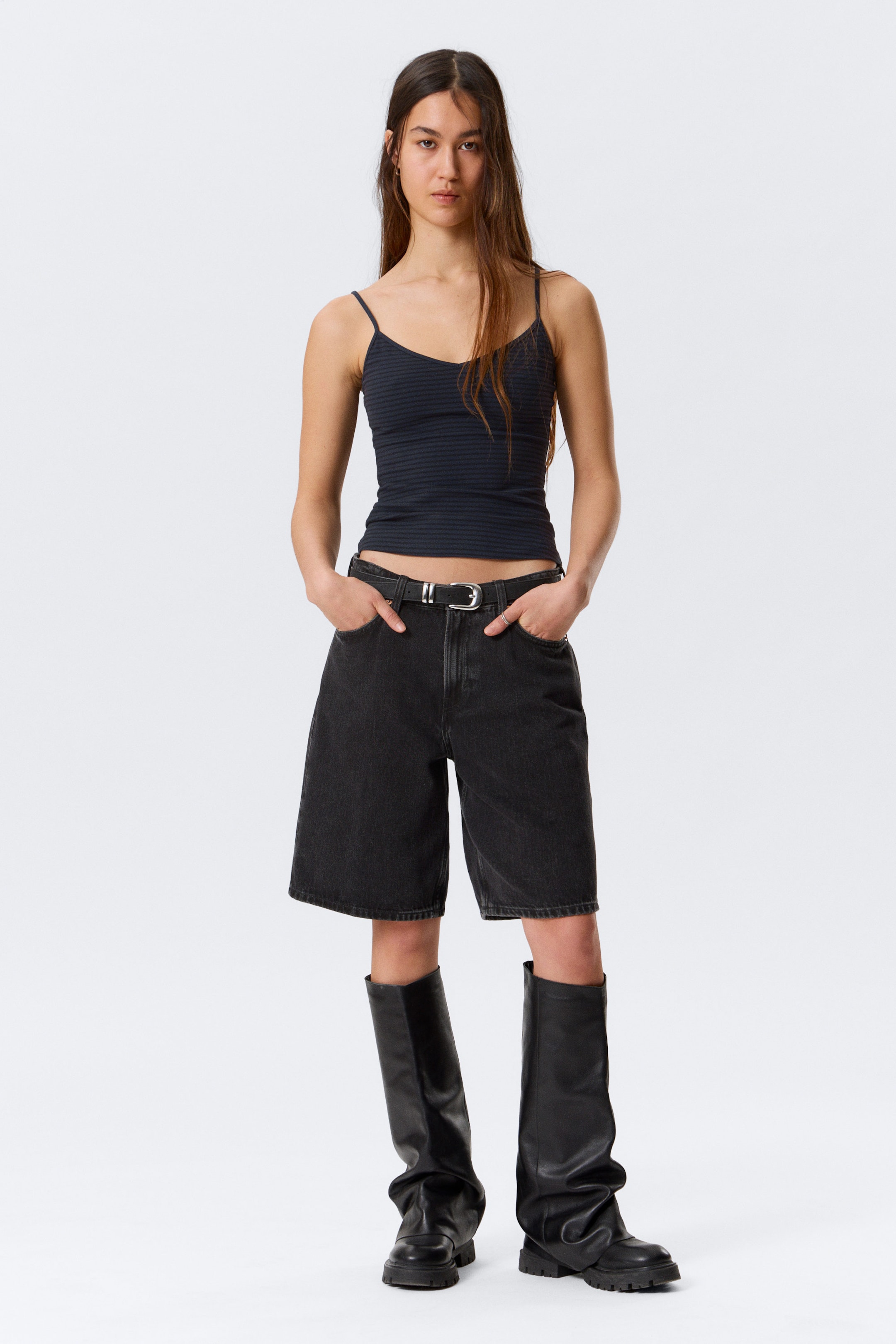 Dunkelblau gestreift - Schlankes Baumwoll-Unterhemd mit V-Ausschnitt - 1