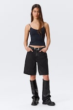 Dunkelblau gestreift - Schlankes Baumwoll-Unterhemd mit V-Ausschnitt - 1