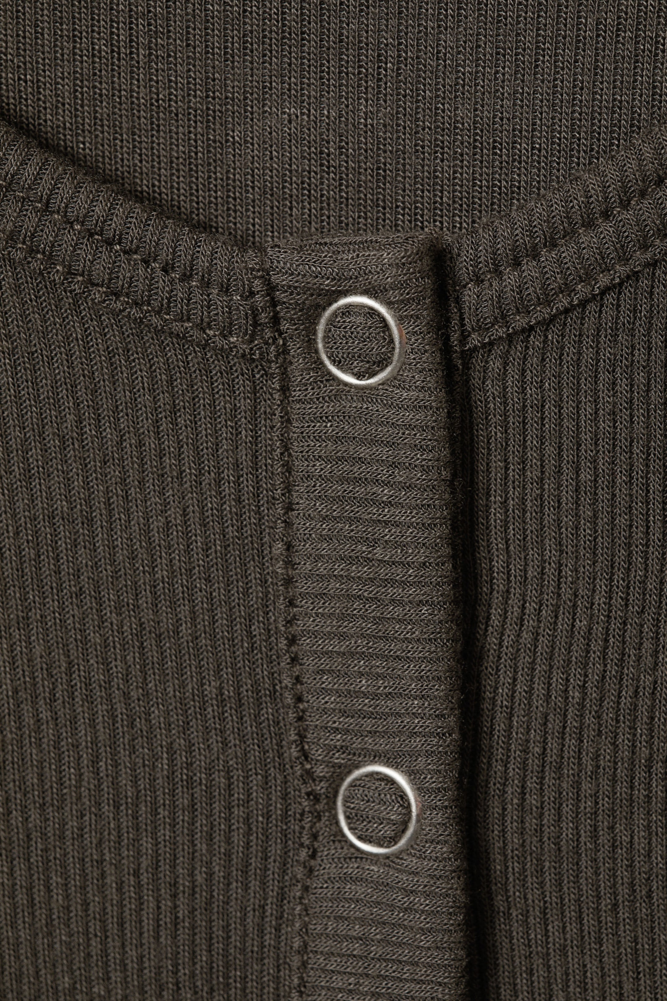 Dunkelbraun - Hauchdünnes, geripptes Henley-Longsleeve - 2