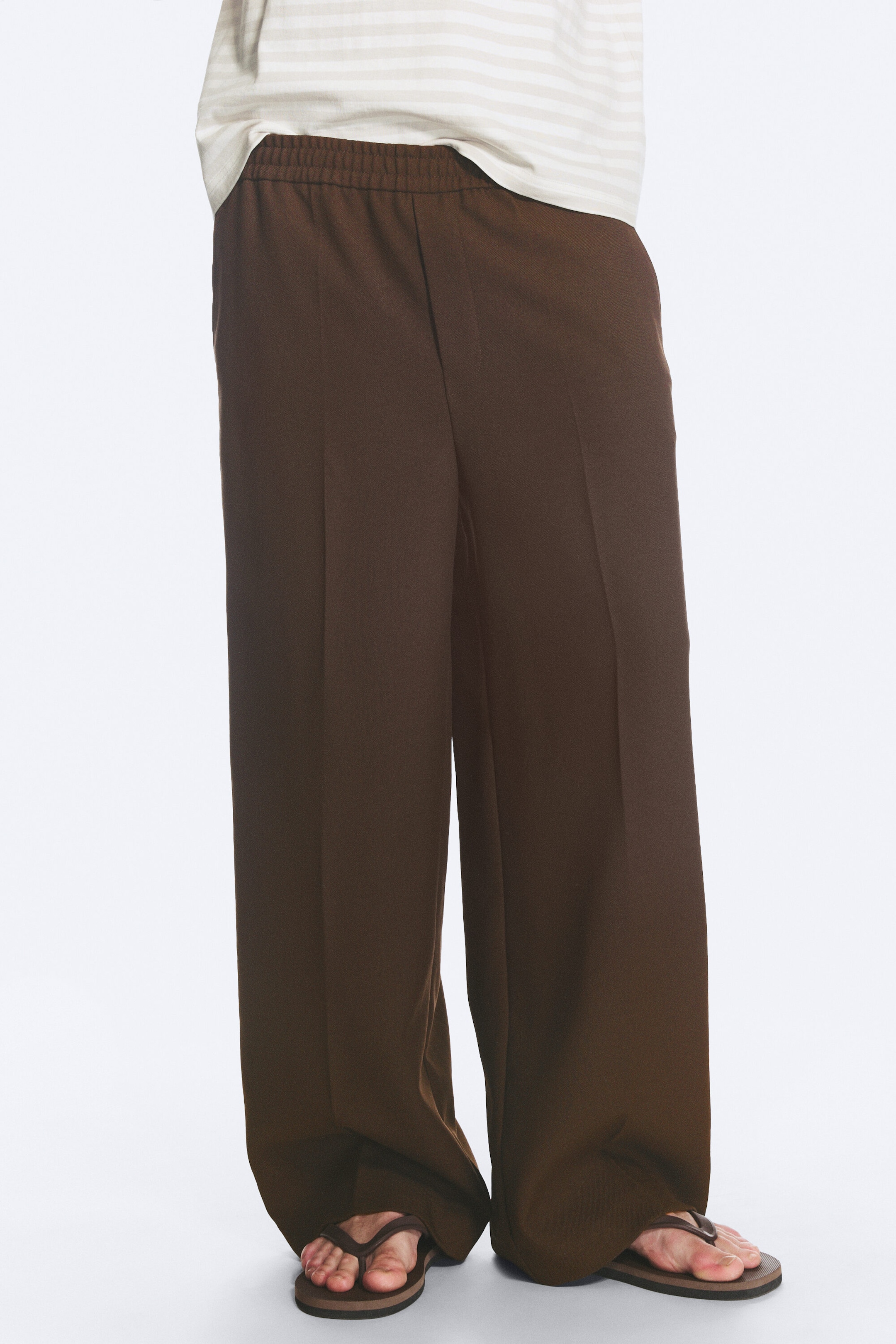 Donkerbruin - Ruimvallende wijde pantalon met plooien - 1