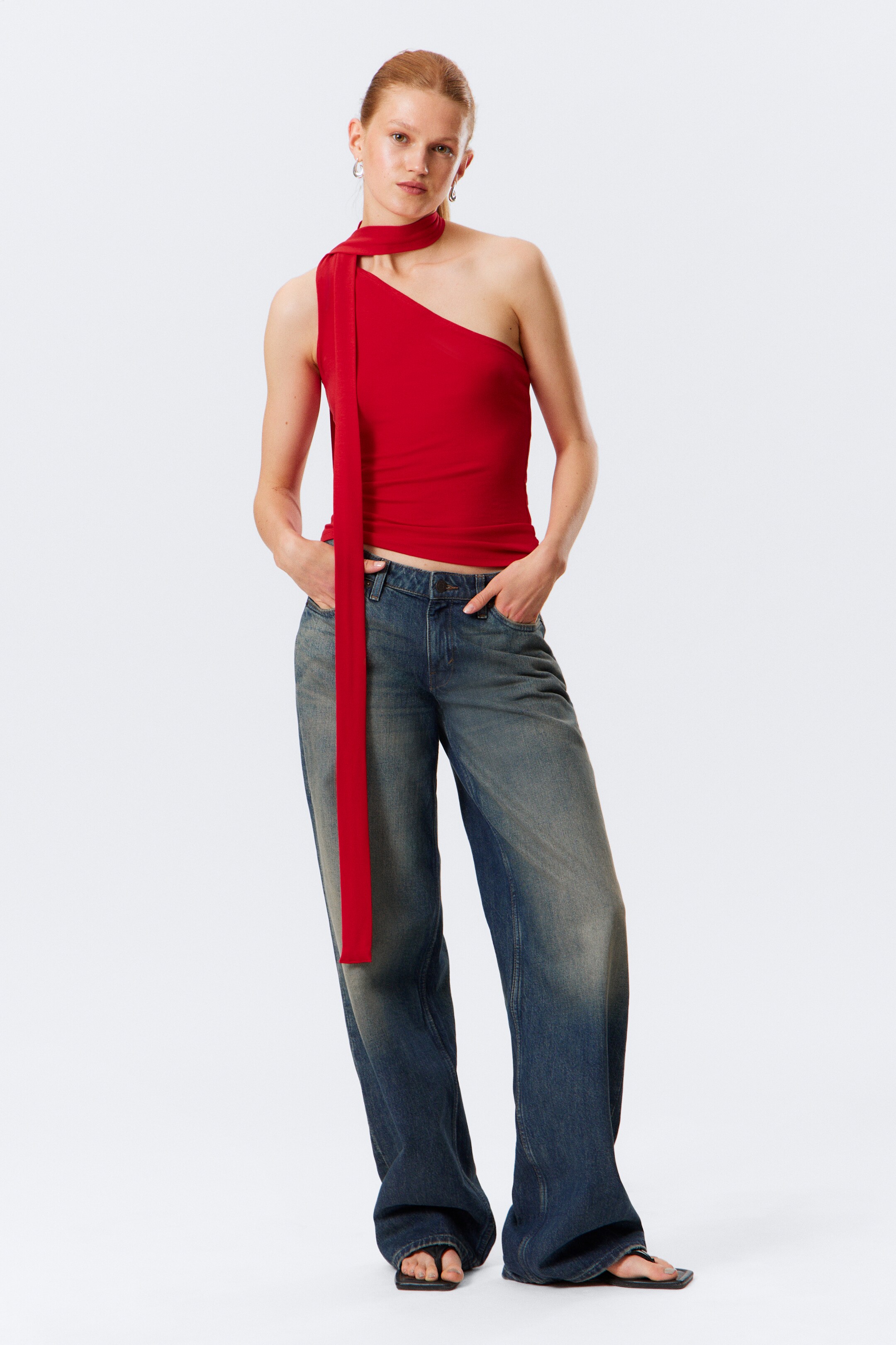 Ver imagen más grande: Top con lazada y un solo hombro de lyocell - Rojo - MUJER | H&M ES 3