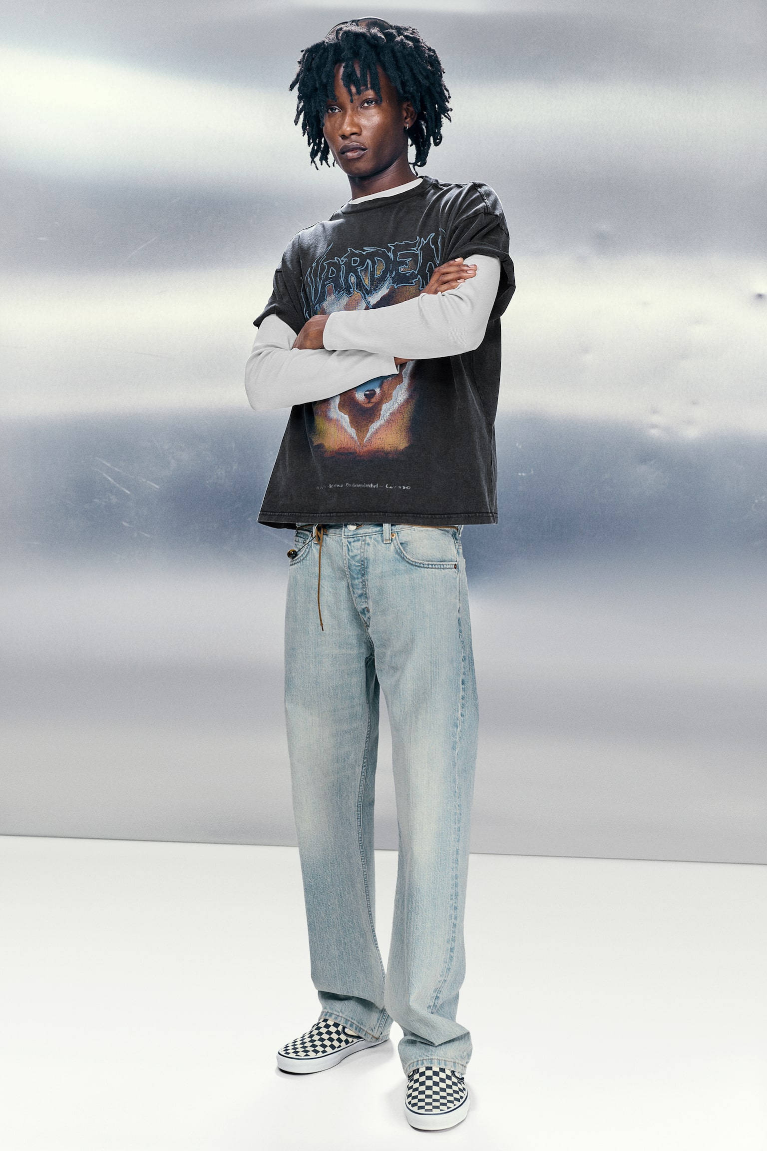 Hellblaue Denim-Jeans liegen flach mit der Vorderseite nach oben. Sie zeichnen sich durch eine leichte Waschung, einen Knopfverschluss, sichtbare Vorder- und Münztaschen, gerade Beine und kontrastierende Nähte entlang der Nähte aus. - 1