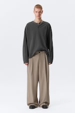 Beige melange med smala ränder - Nate kostymbyxor med lös passform och veck - 0