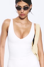 Weiß - Kurzes Sporttop mit tiefem Ausschnitt - 1