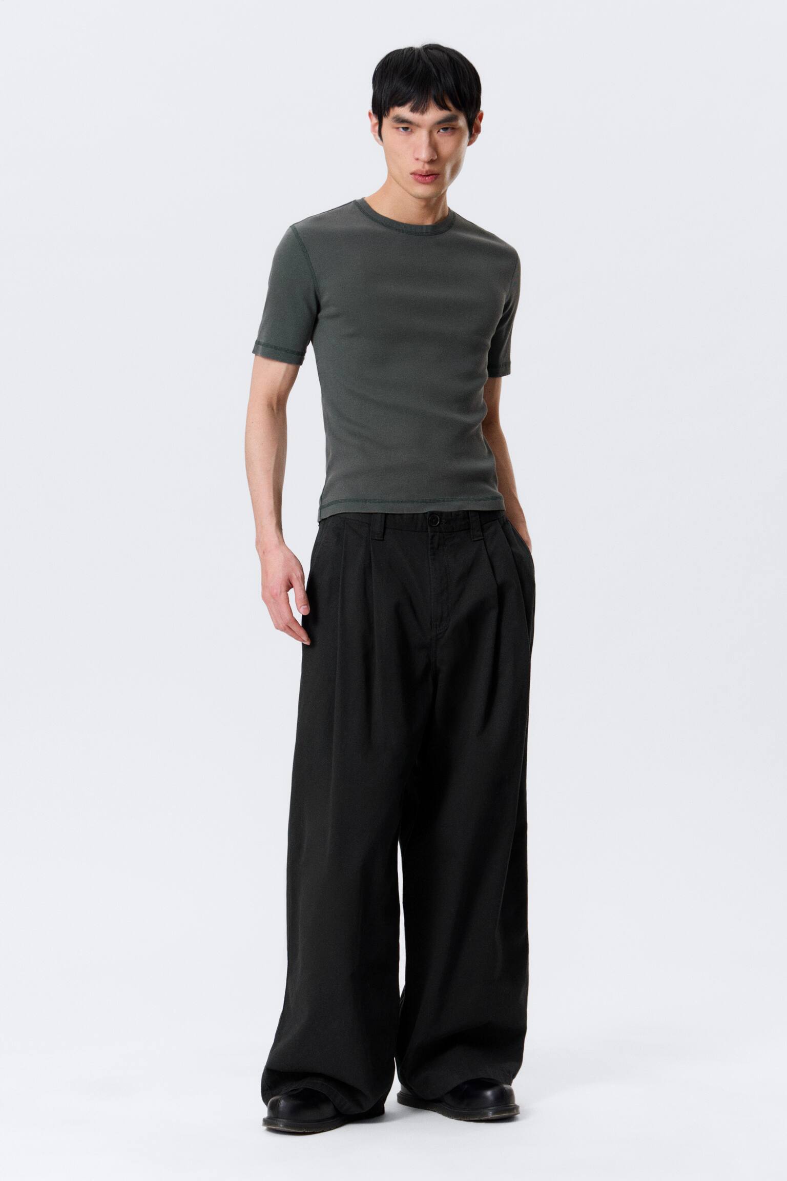 Klassisches Slim-T-Shirt aus gerippter Baumwolle - Gewaschenes Graubraun/Weiß/Schwarz/Dunkles Graubraun - 4