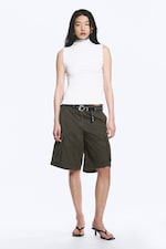 Weiß - Figurbetontes Top mit Stehkragen und Druckknöpfen - 1