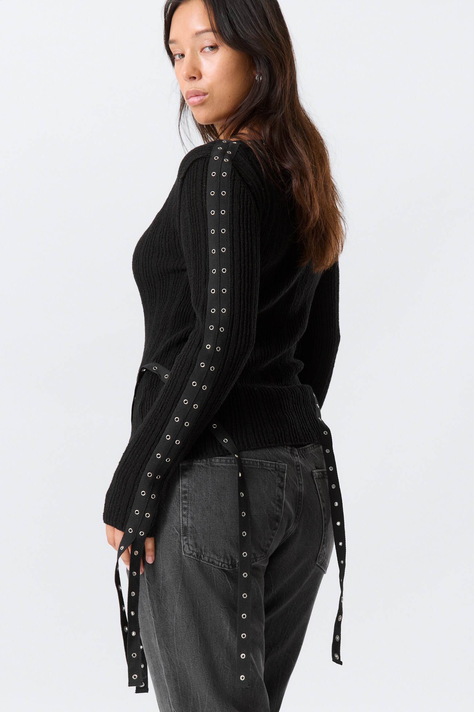 Pletený top s detailmi očiek a lodičkovým výstrihom - Black - 5