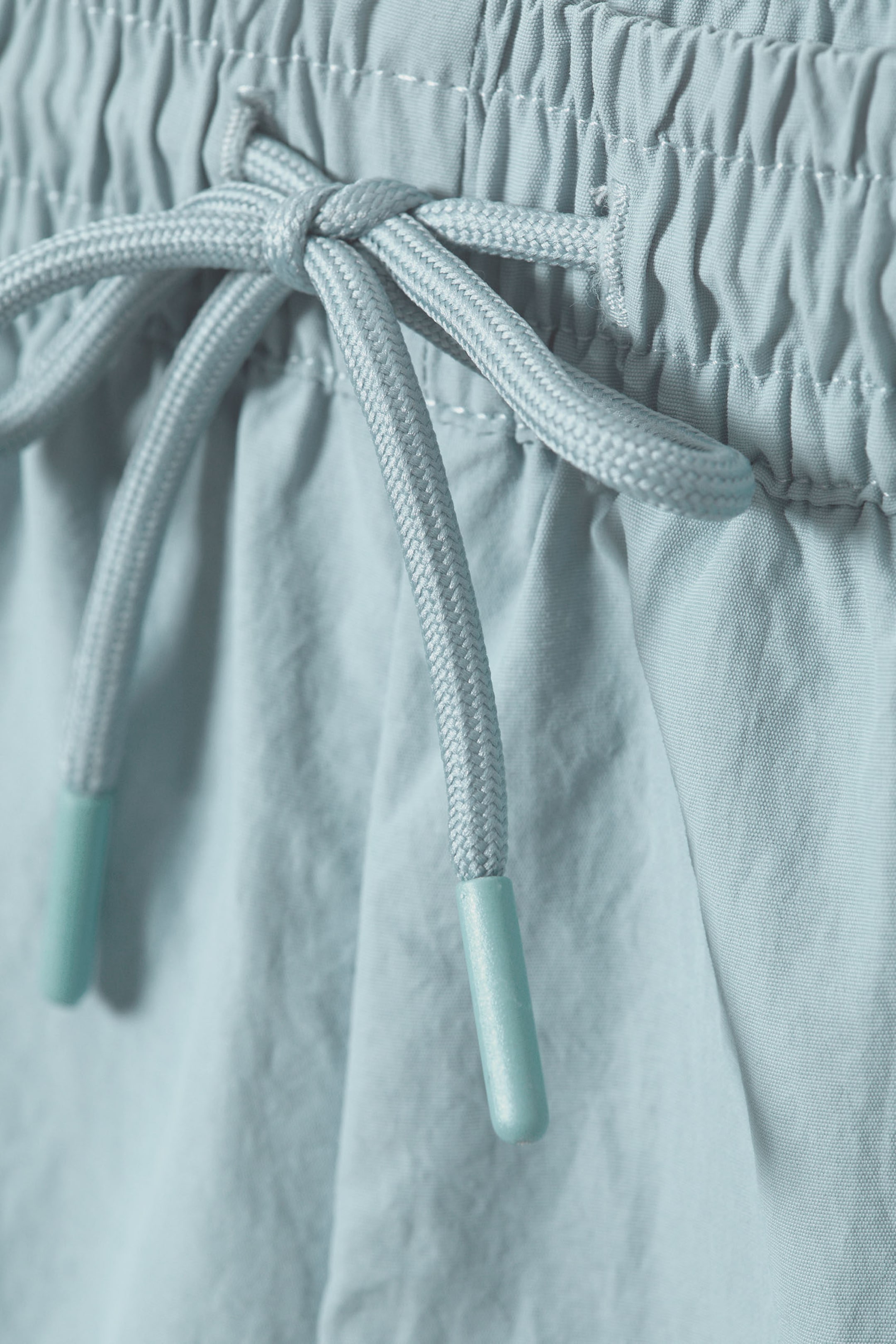 Taubenblau - Strukturierte, mittellange Badeshorts - 1