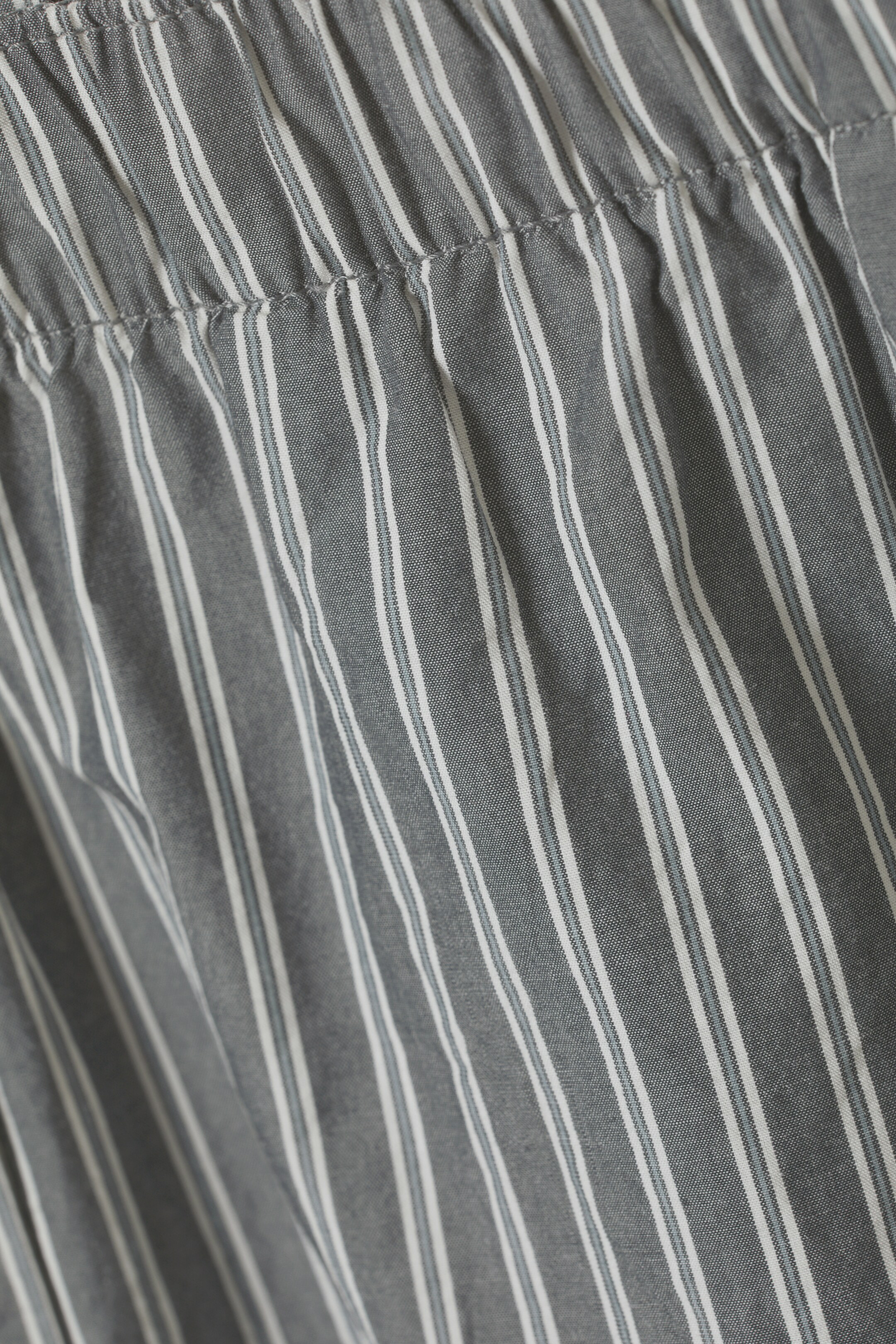 Näytä suurempi kuva: Rennot puuvillaiset bokserishortsit - Tummanharmaat raidat - NAISET | H&M FI 2