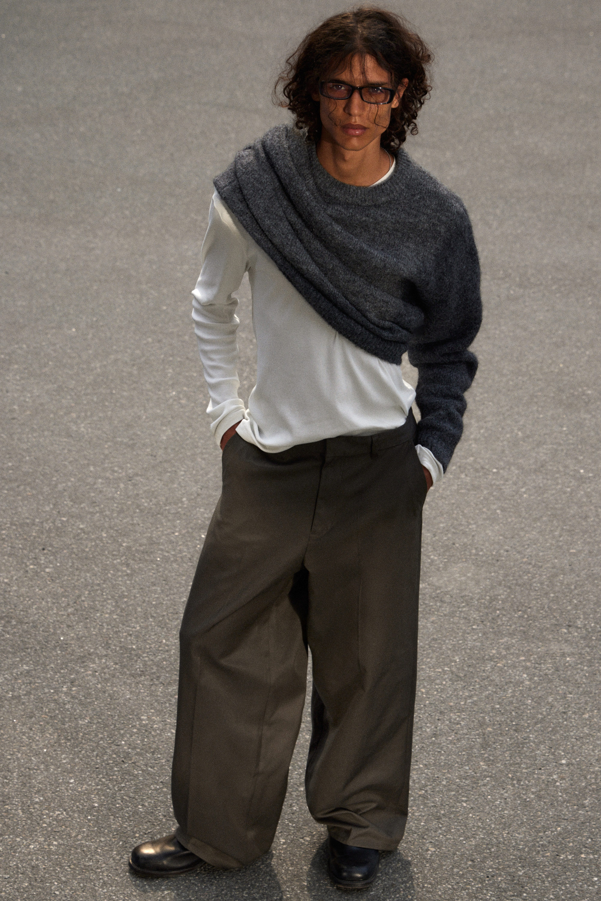 Dunkelgrau - Locker geschnittene Chinohose aus Twill - 1