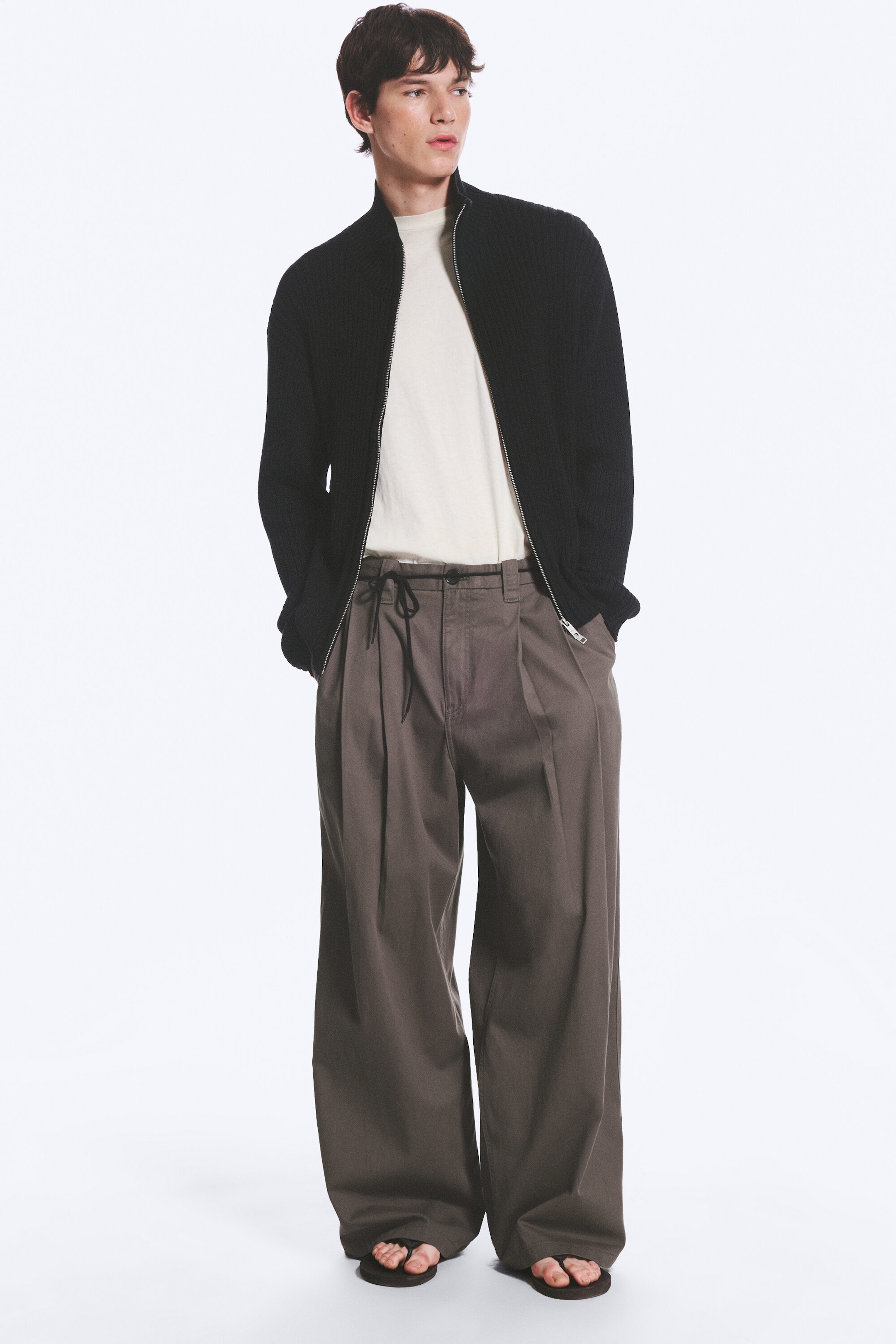 Schwarz - Lockerer Strick-Cardigan mit Reißverschluss - 2