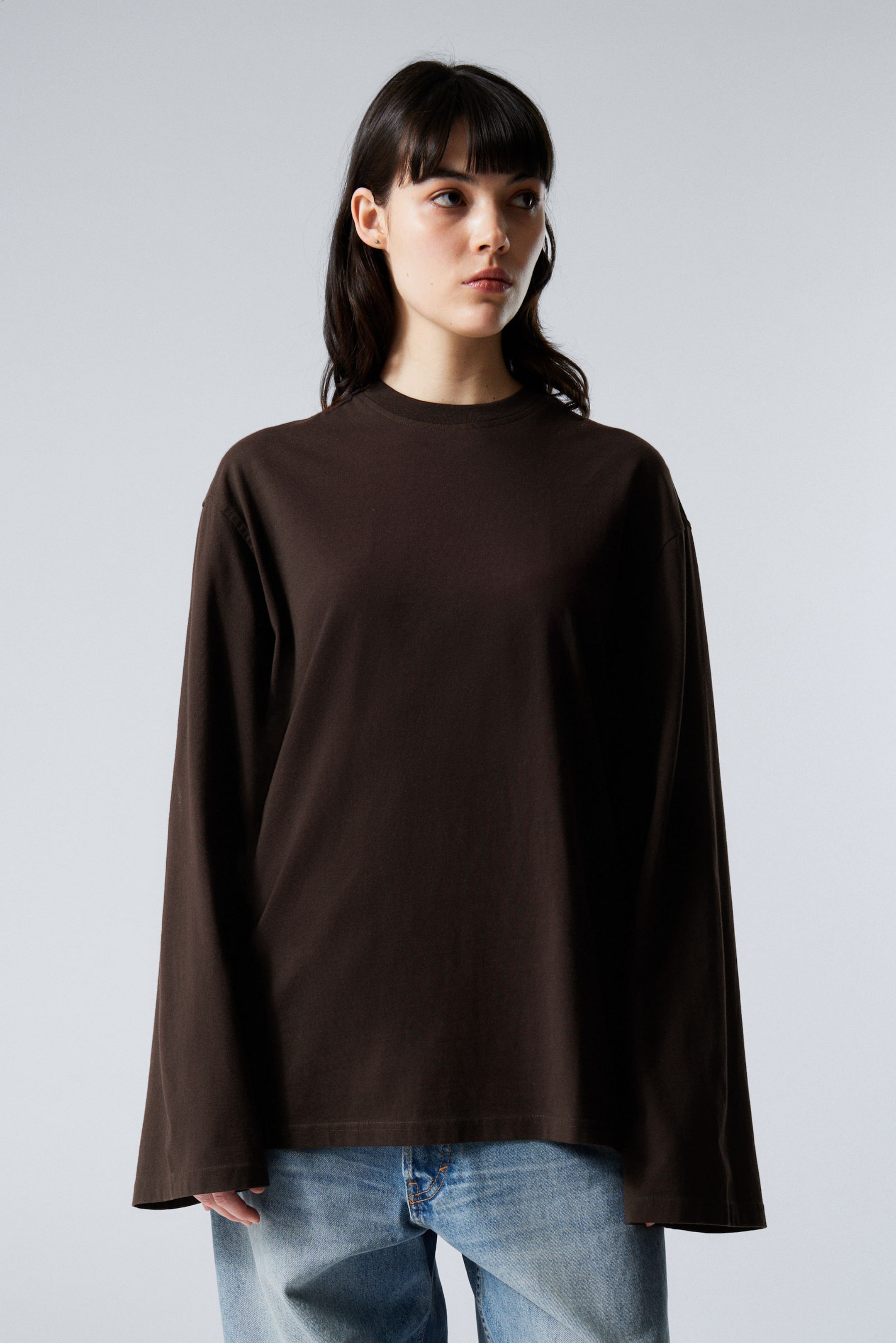 Dunkelbraun - Oversized-T-Shirt mit langen Ärmeln - 1