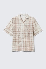 Rutete beige med slitte detaljer - Avslappet resortskjorte med grafisk trykk og korte ermer - 0