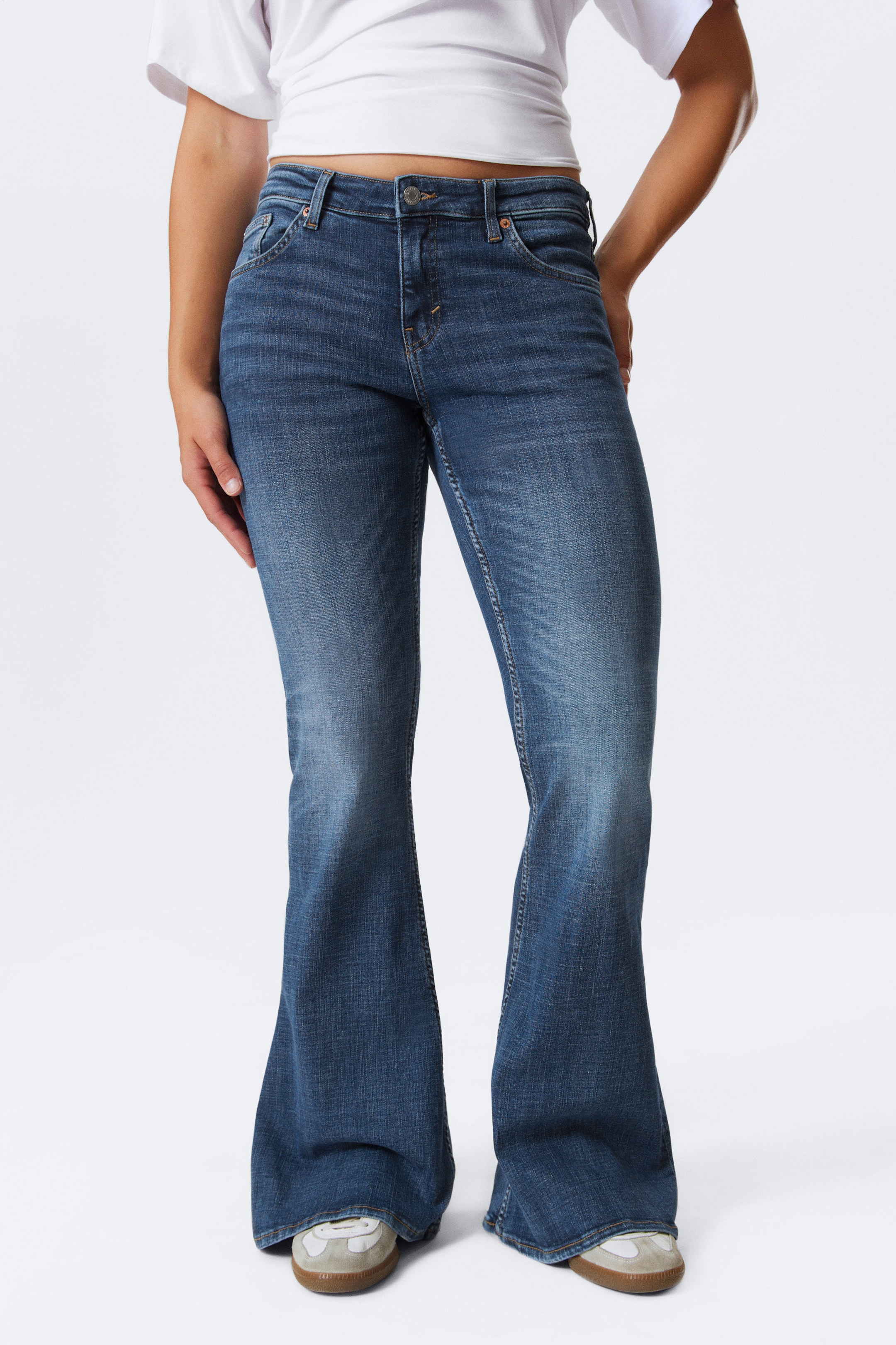 Lake Blue - Mittelblau - Katsumi Low Rise Slim Flared Leg Jeans - 2