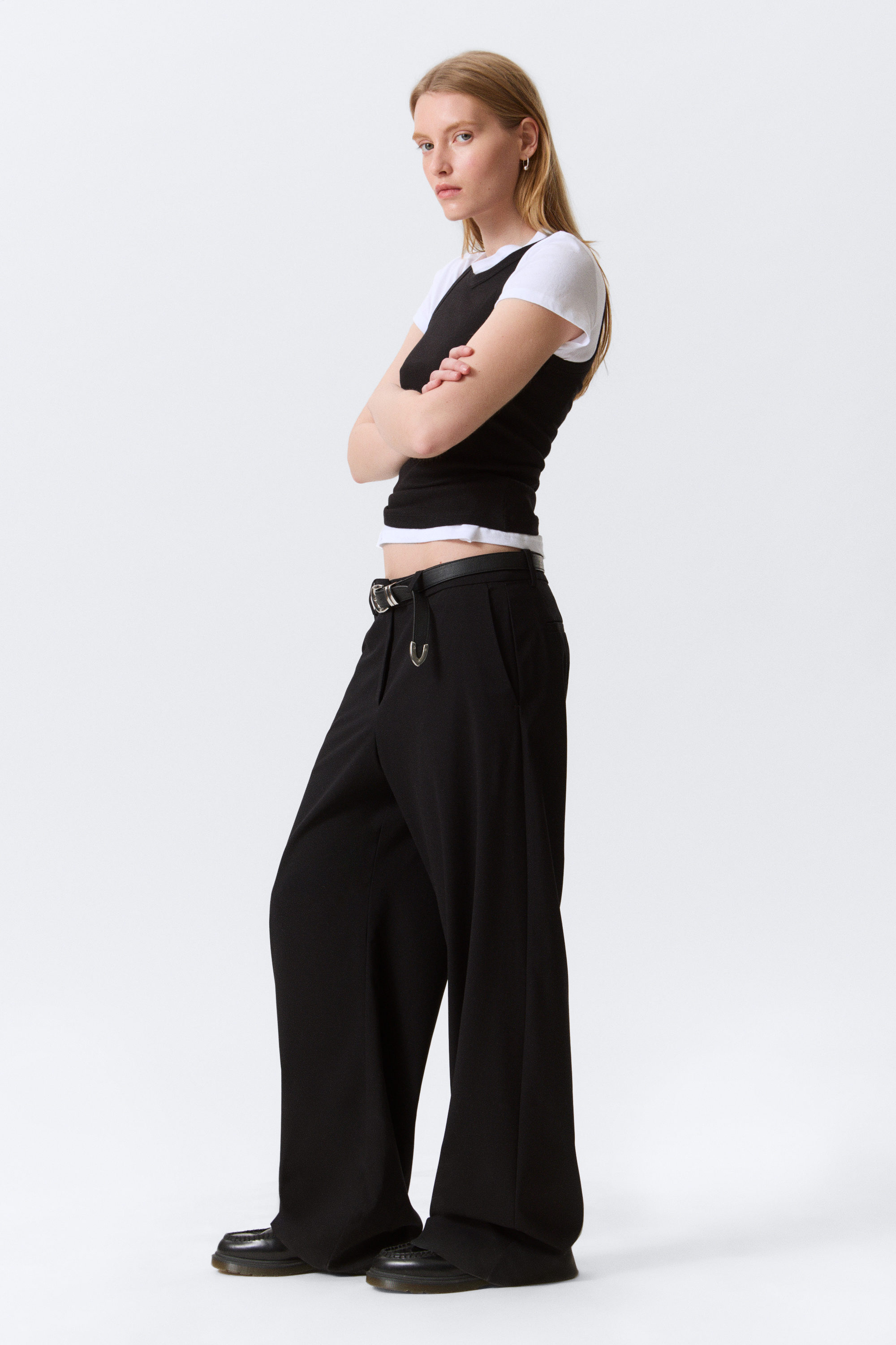 Black - Low-Waisted Loose Fit Suit Trousers - 2