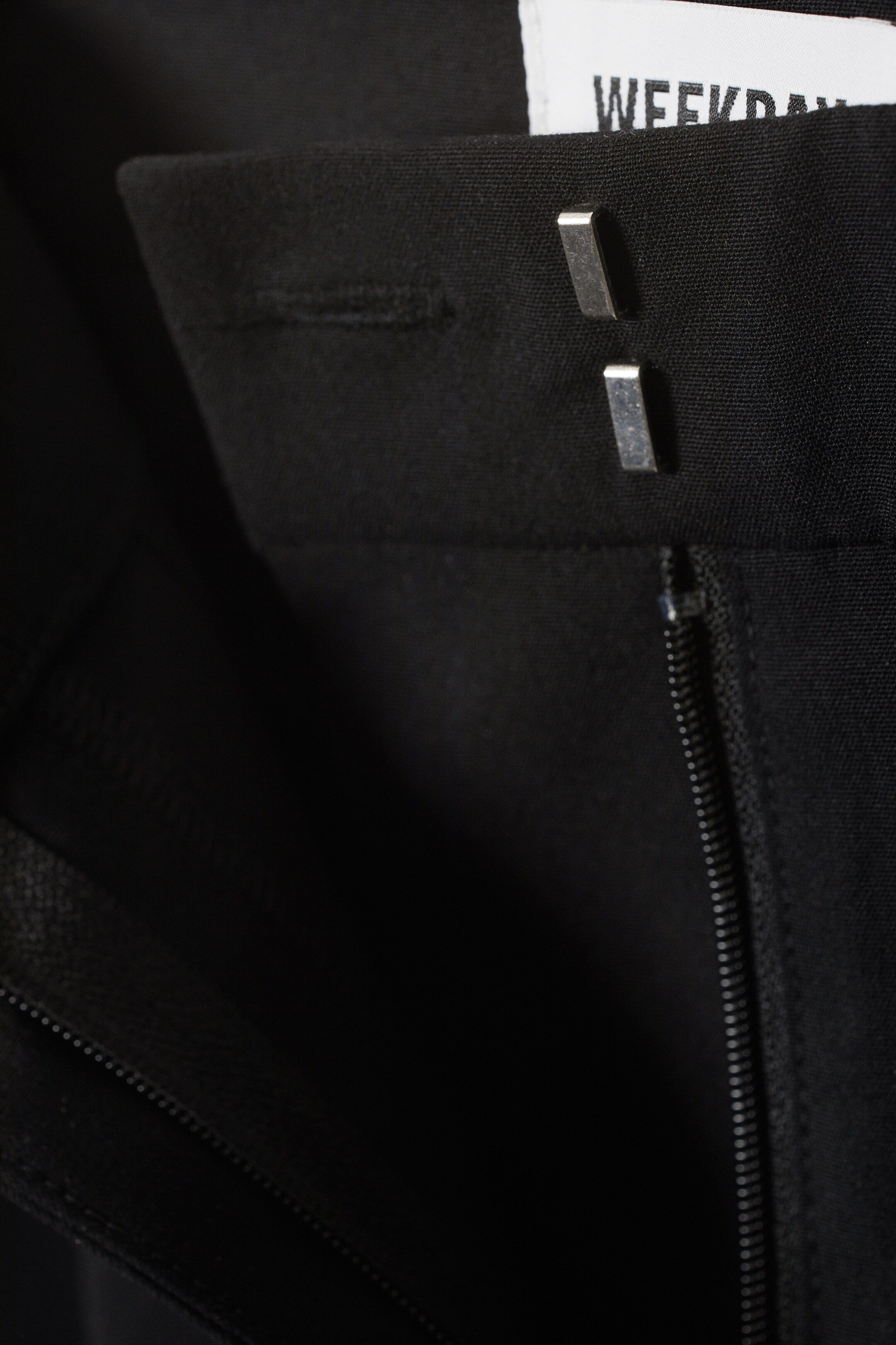 Zobrazit větší obrázek: Relaxed Mid Rise Pleated Suiting Trousers - Black - ŽENY | H&M CZ 7