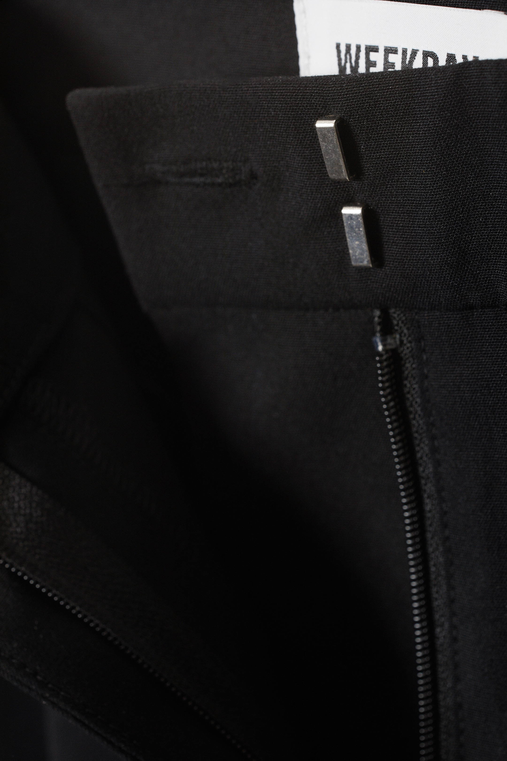 Zobrazit větší obrázek: Relaxed Mid Rise Pleated Suiting Trousers - Black - ŽENY | H&M CZ 10