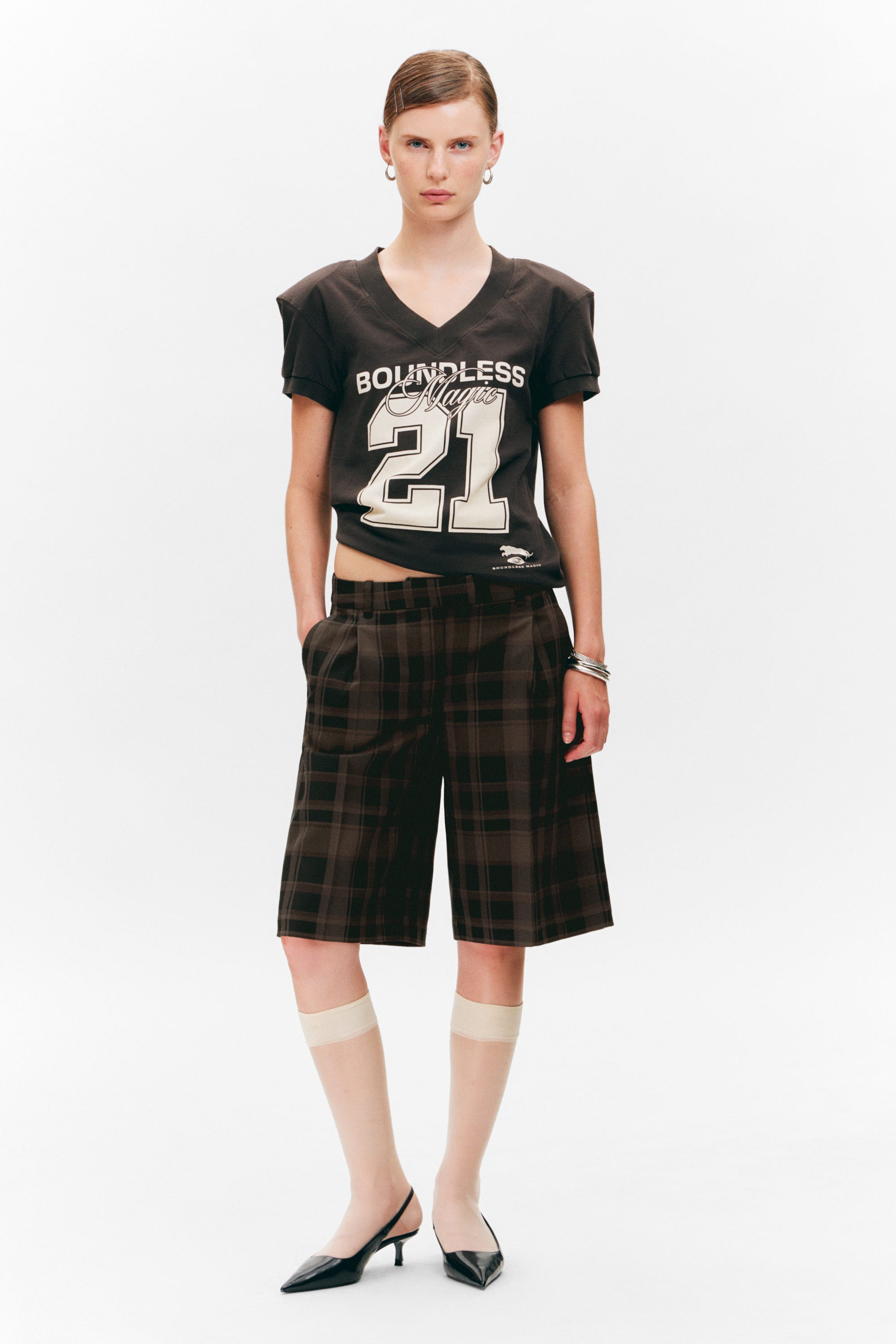 Schwarz - T-Shirt mit V-Ausschnitt und Grafik - 1