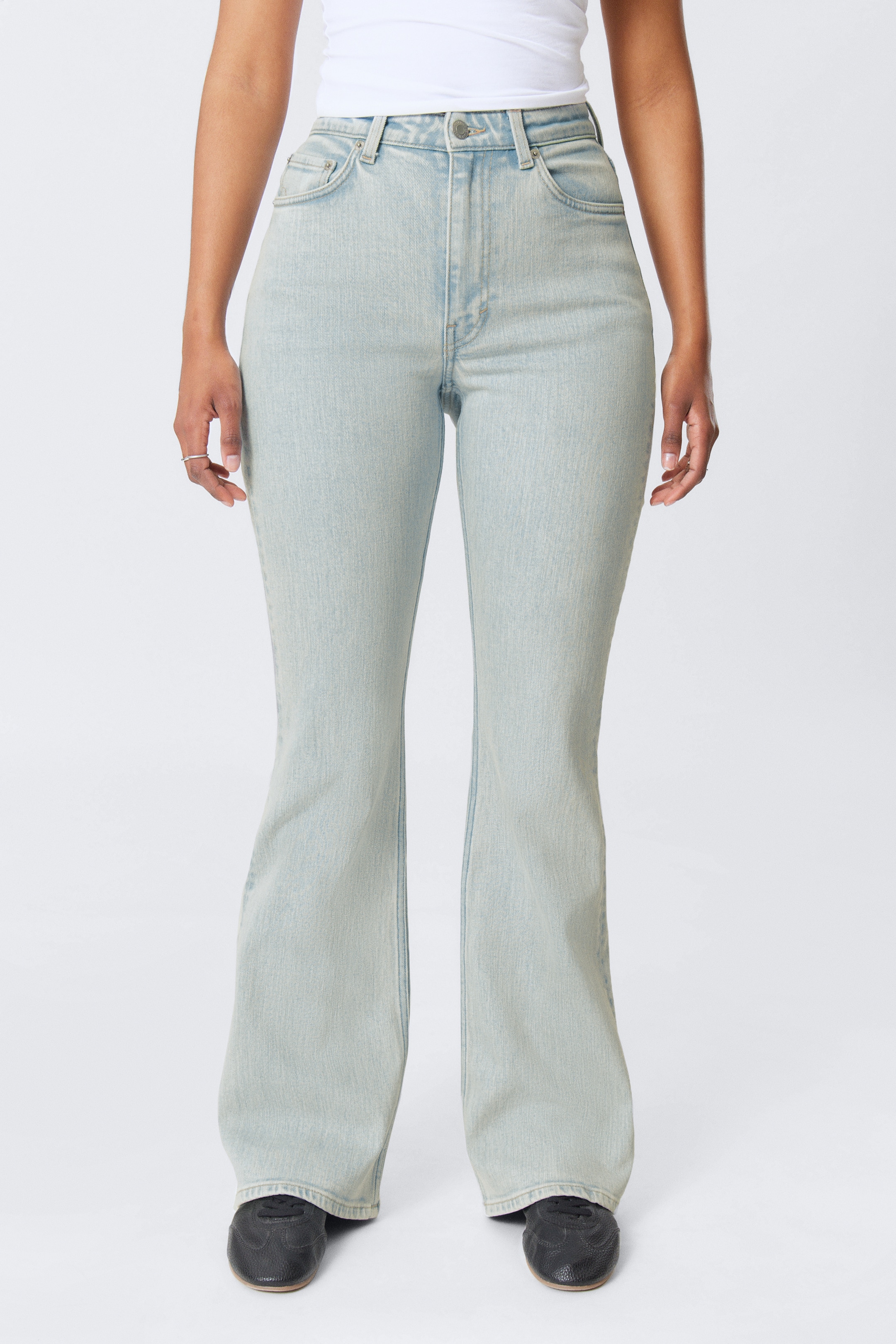 Visualizza immagine più grande: Jeans Glow Curve flared e regular a vita alta - Snow Blue – Azzurro - DONNA | H&M IT 2