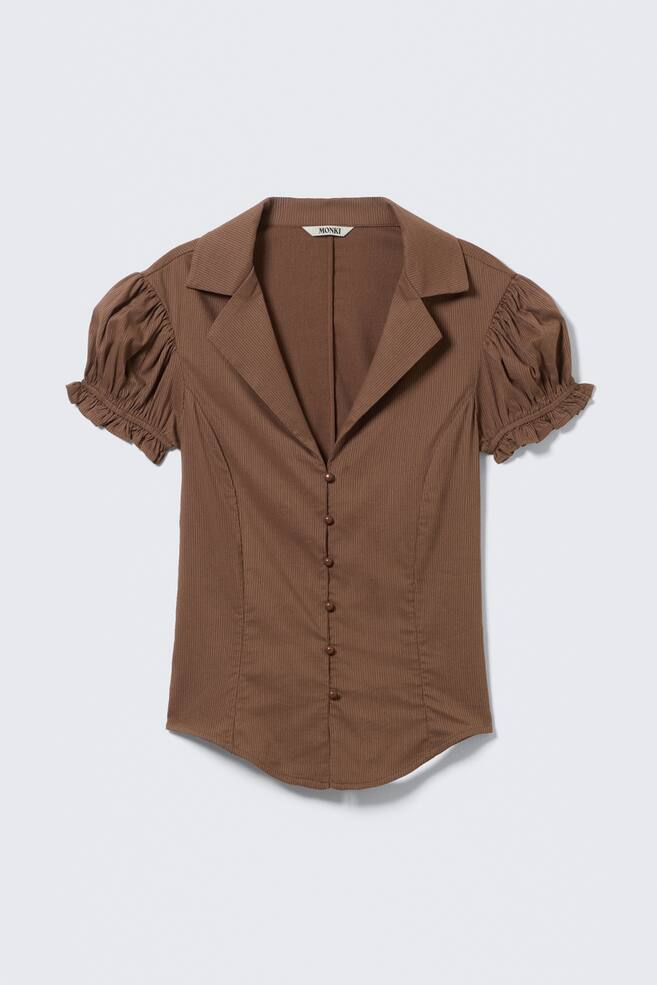 Eng anliegendes Resort-Shirt mit kurzen Ärmeln - Braun gestreift/Gestreiftes Pfirsichrosa - 1
